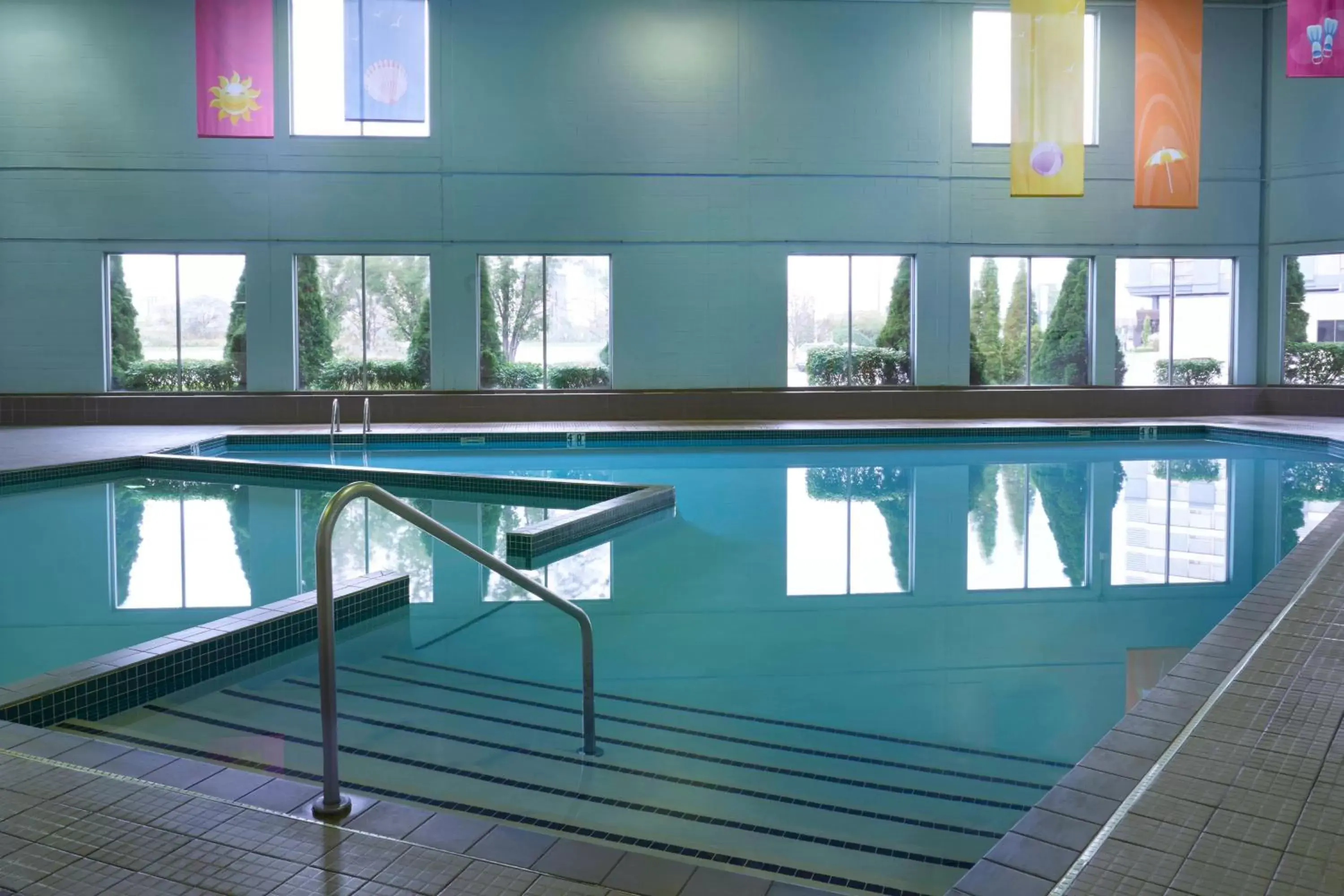 Swimming Pool in Delta Hotels by Marriott Toronto Airport & Conference Centre