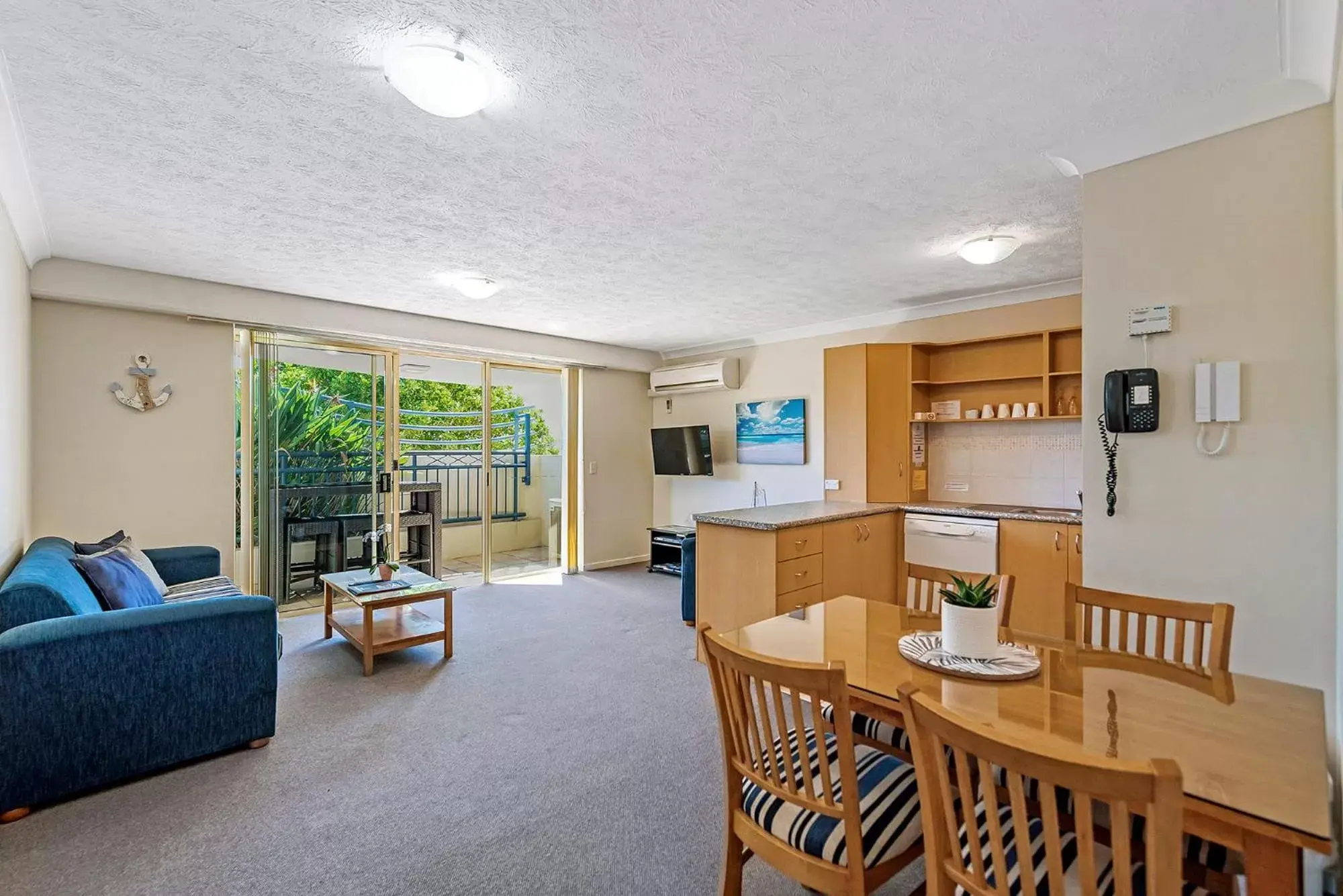 Living room in Golden Riviera Absolute Beachfront Resort