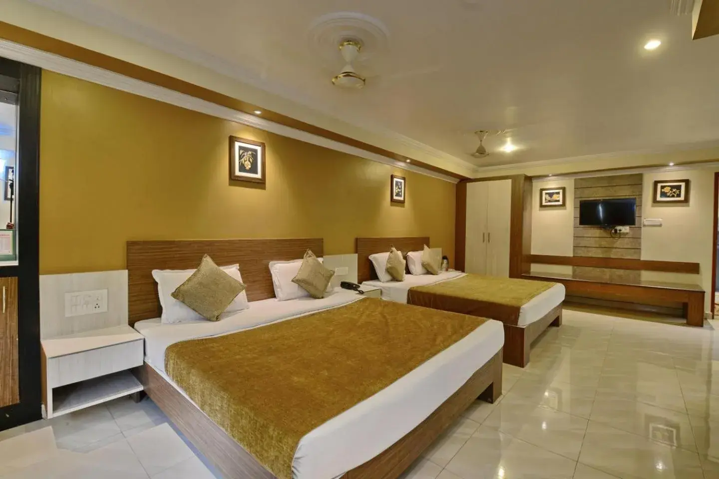 Bed in Hotel Pushpak