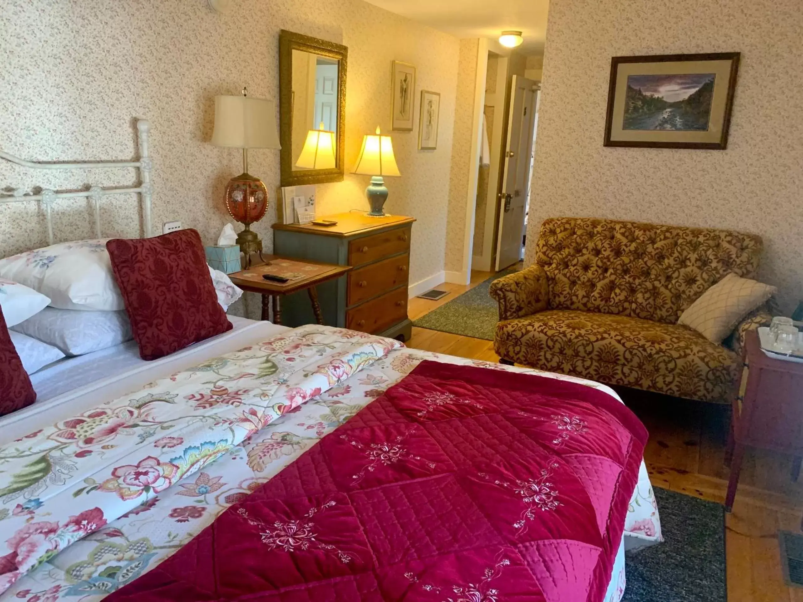 Superior Queen Room in Buttonwood Inn on Mount Surprise