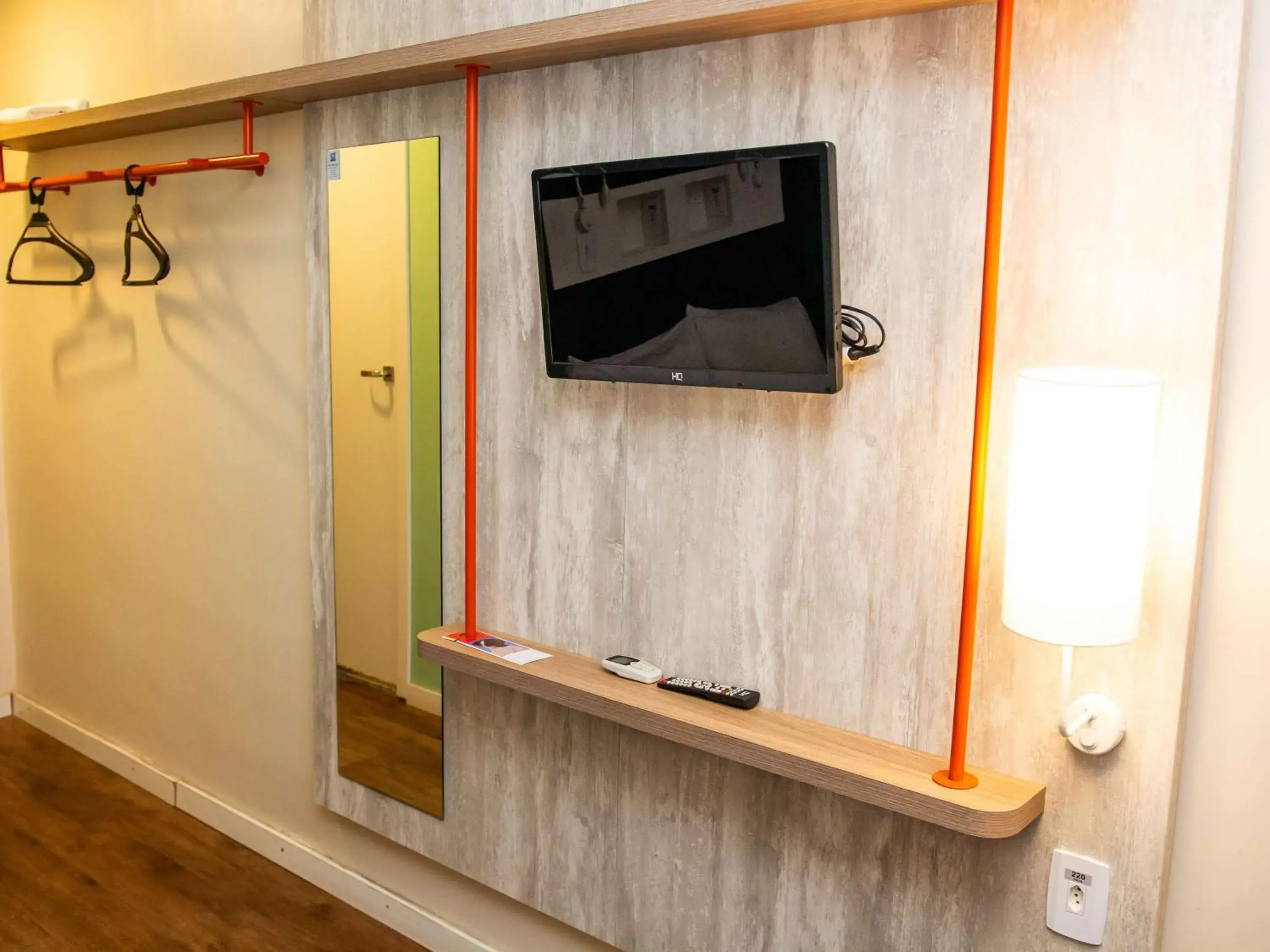 Bedroom, TV/Entertainment Center in ibis budget Itaperuna