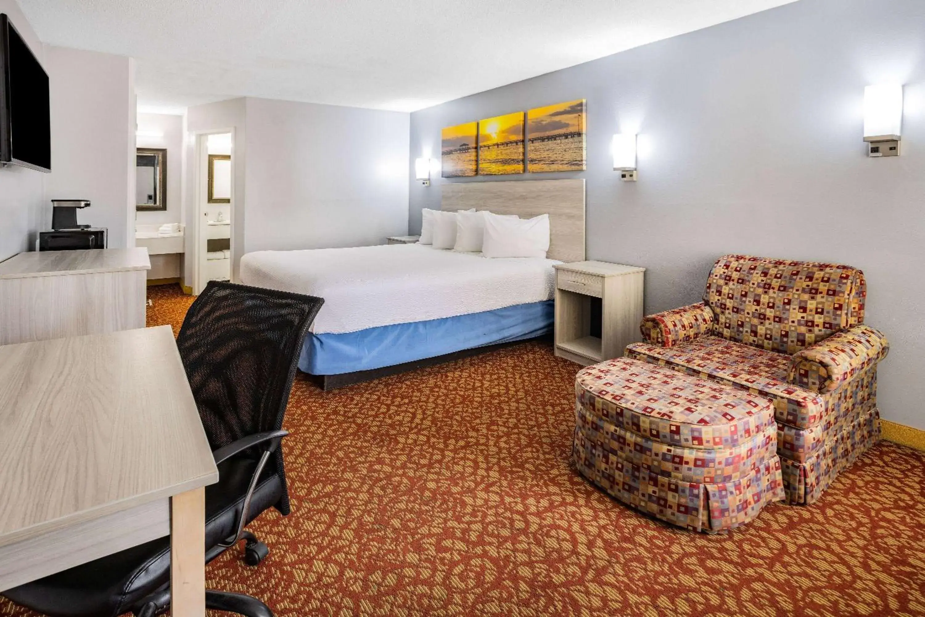 Photo of the whole room in Days Inn & Suites by Wyndham Colonial