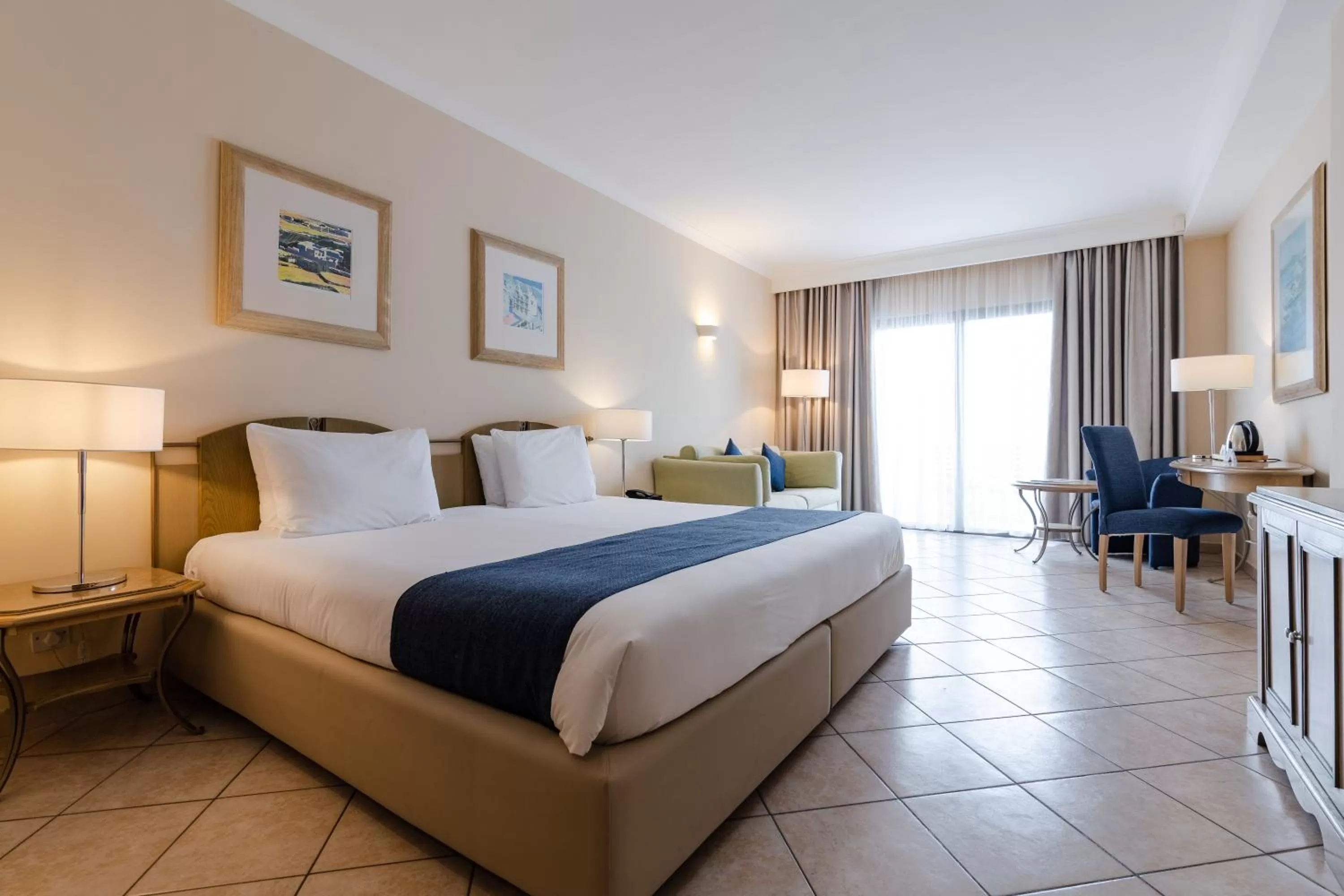 Property building, Bed in Maritim Antonine Hotel & Spa