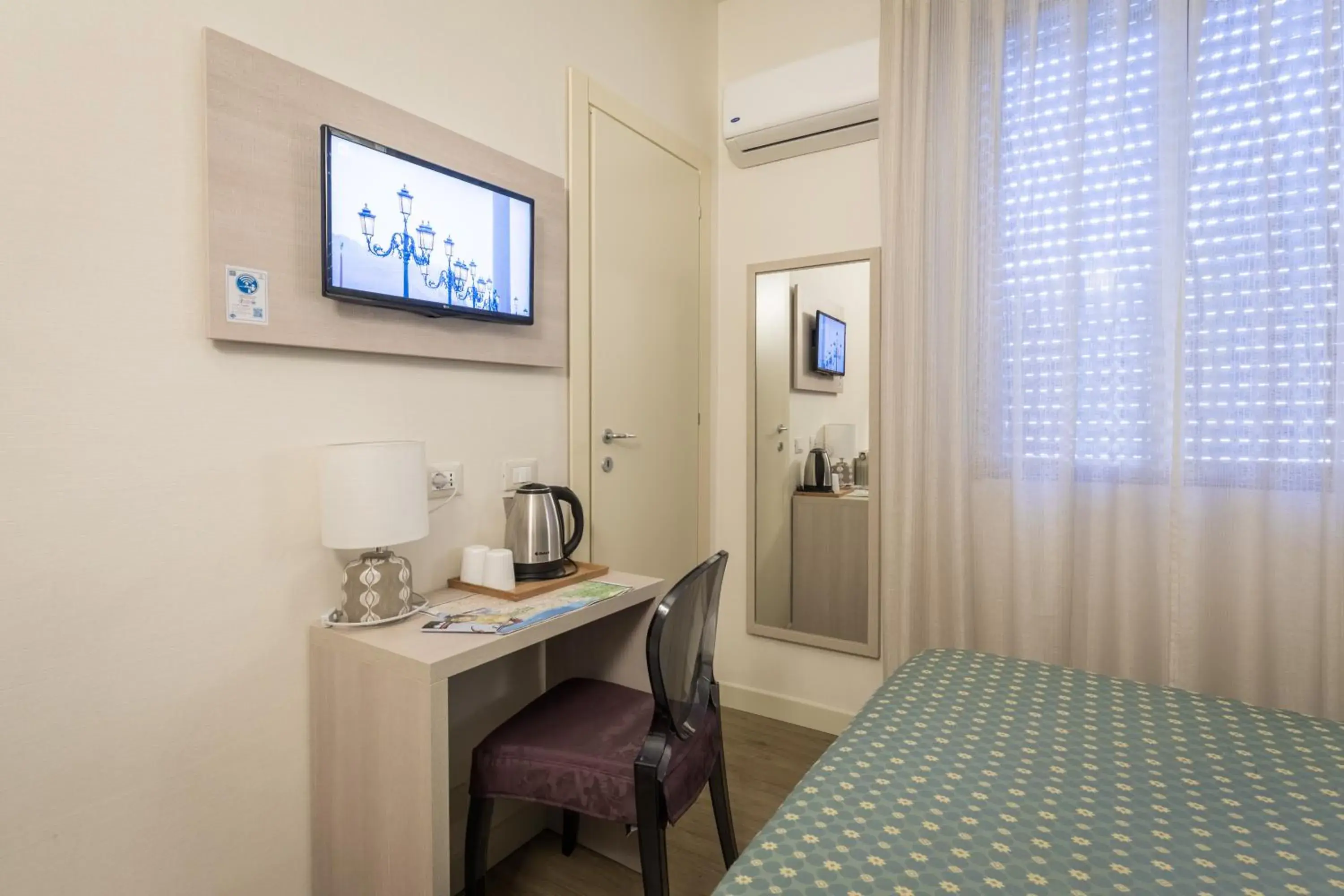 Coffee/tea facilities, TV/Entertainment Center in Hotel Pardini