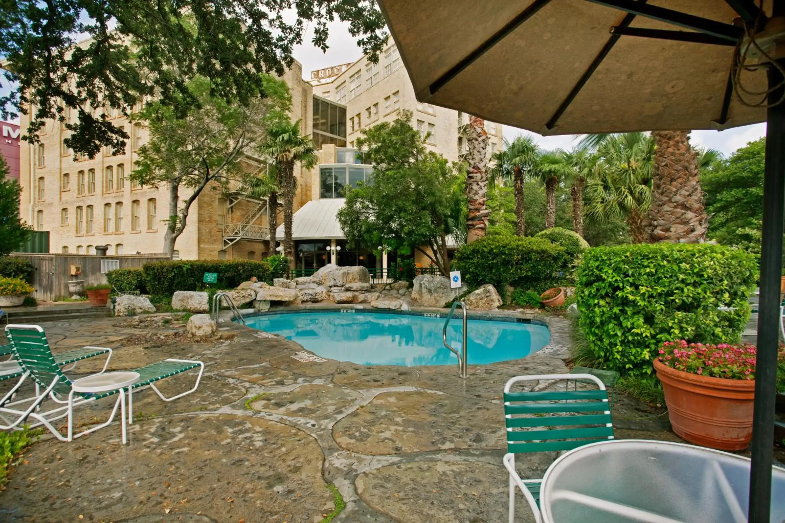 Swimming pool in The Crockett Hotel