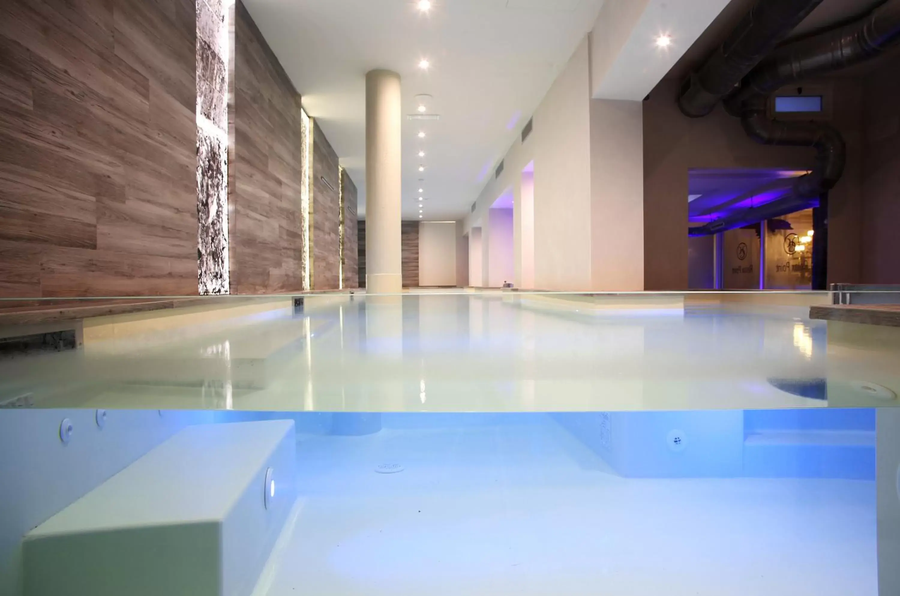 Hot Spring Bath, Swimming Pool in Hotel Columbia Wellness & Spa