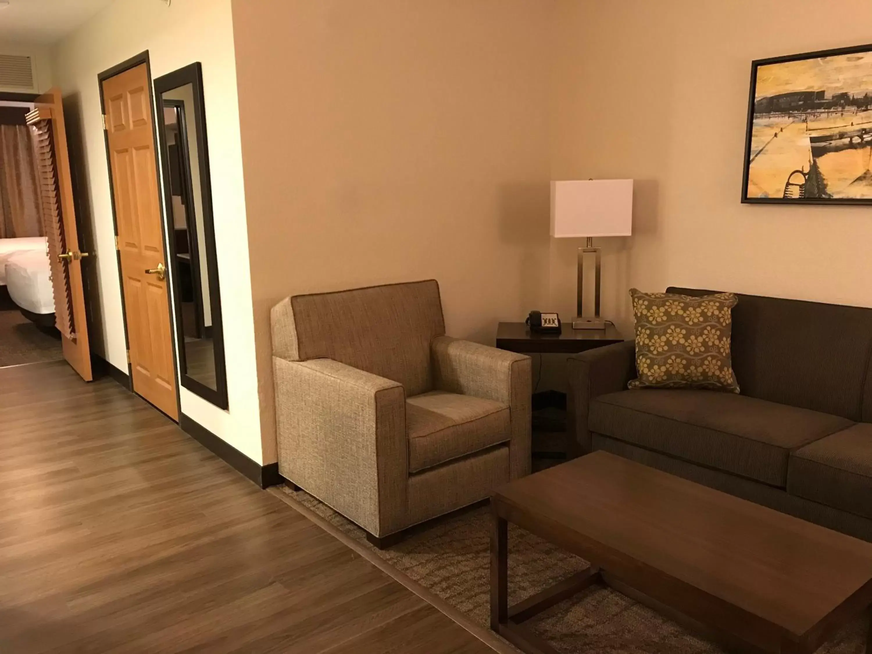 Living room, Seating Area in Best Western Premier Bridgewood Hotel Resort