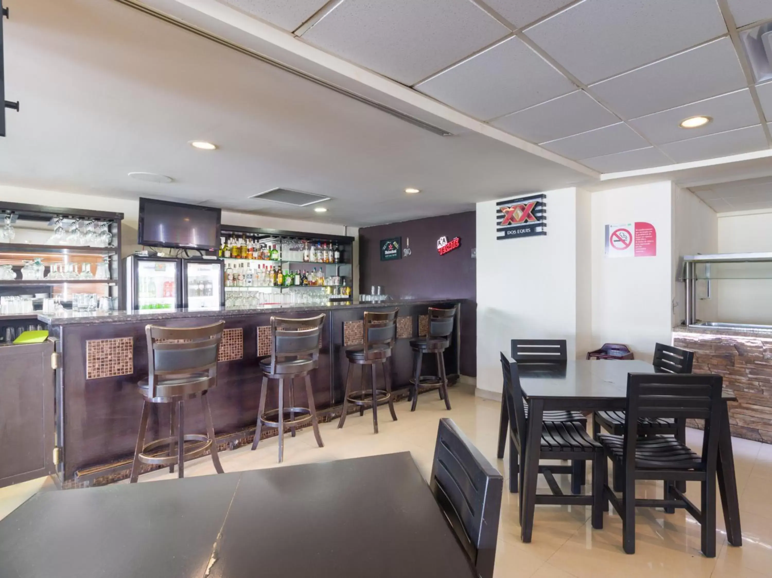 Lounge or bar, Restaurant/Places to Eat in Capital O Hotel Herederos, Piedras Negras