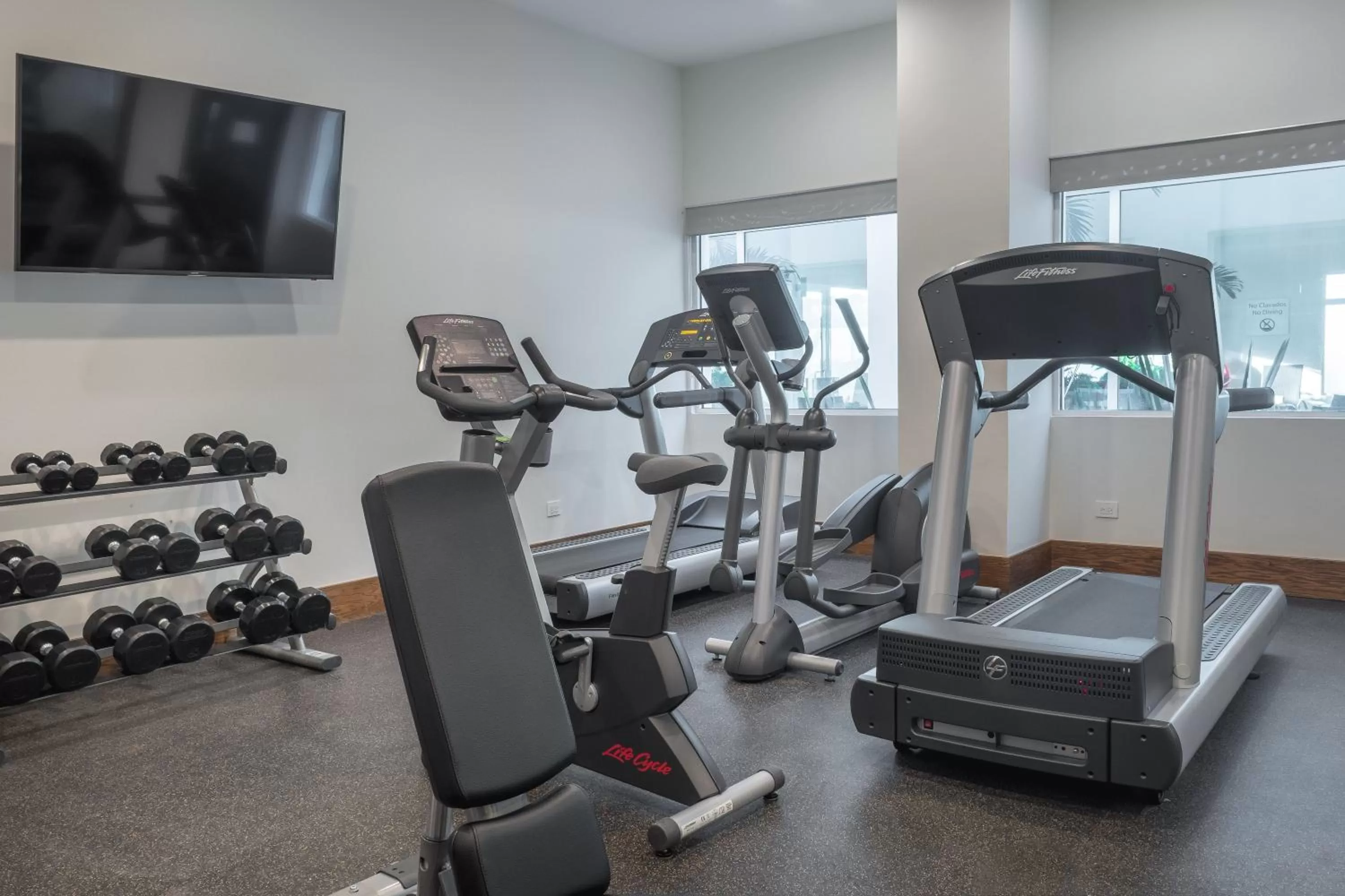 Fitness centre/facilities in Holiday Inn Express & Suites Silao Aeropuerto Terminal by IHG