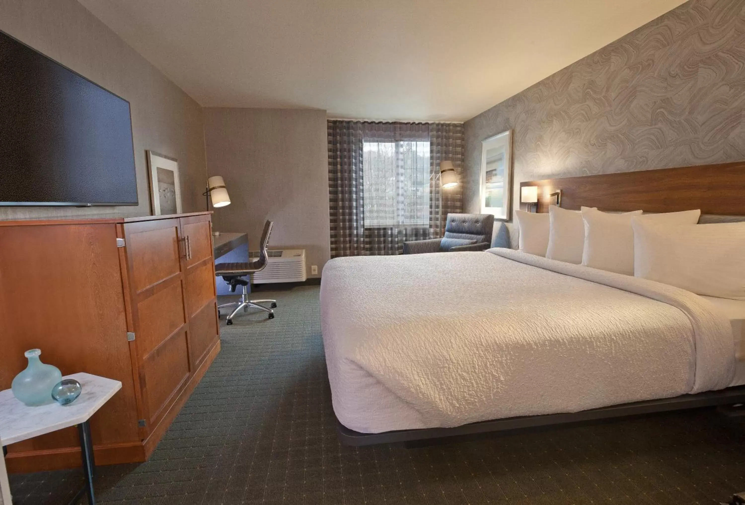 Bed in Silver Cloud Hotel - Mukilteo Waterfront