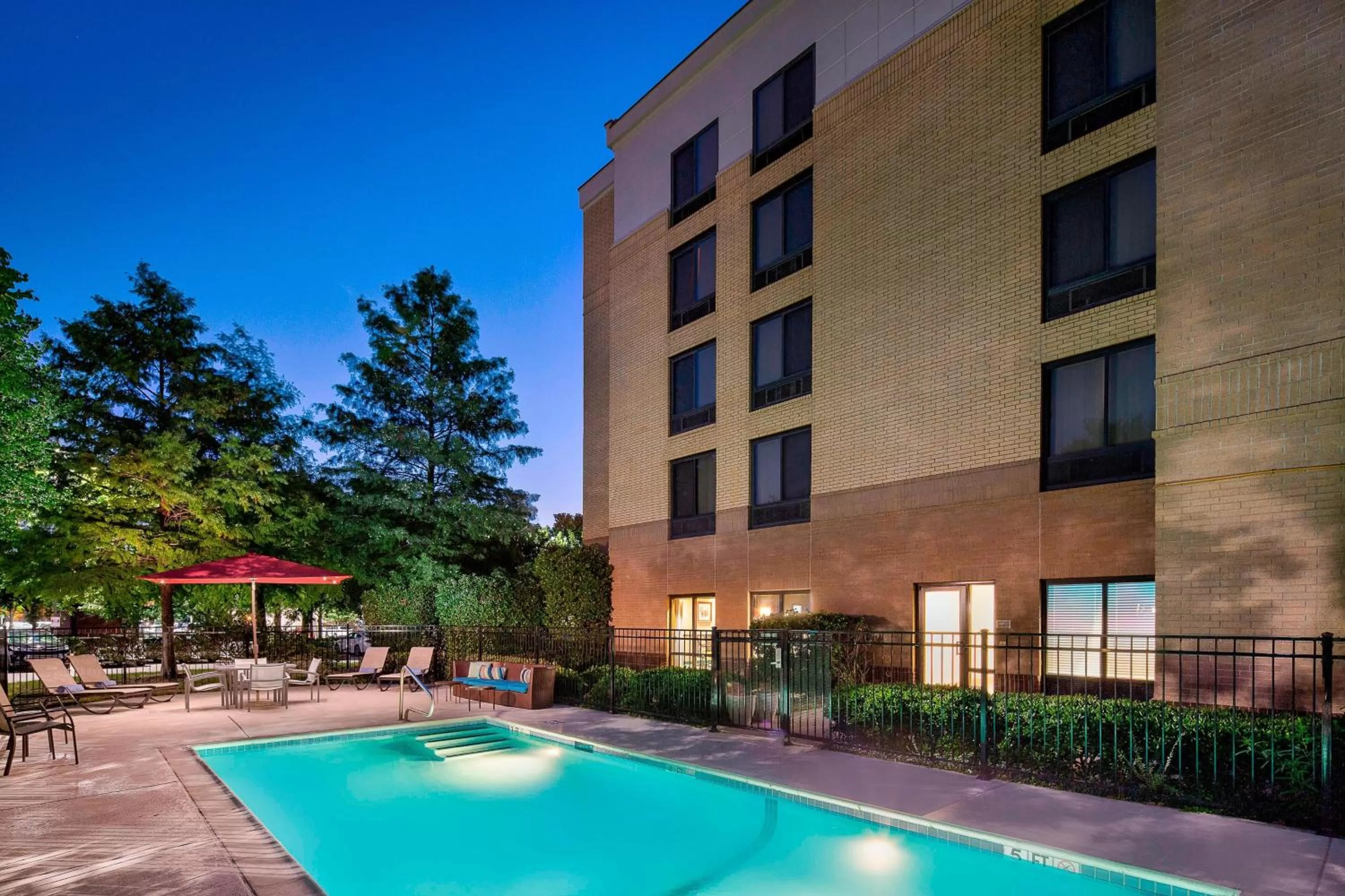 Swimming pool in SpringHill Suites Dallas Addison/Quorum Drive