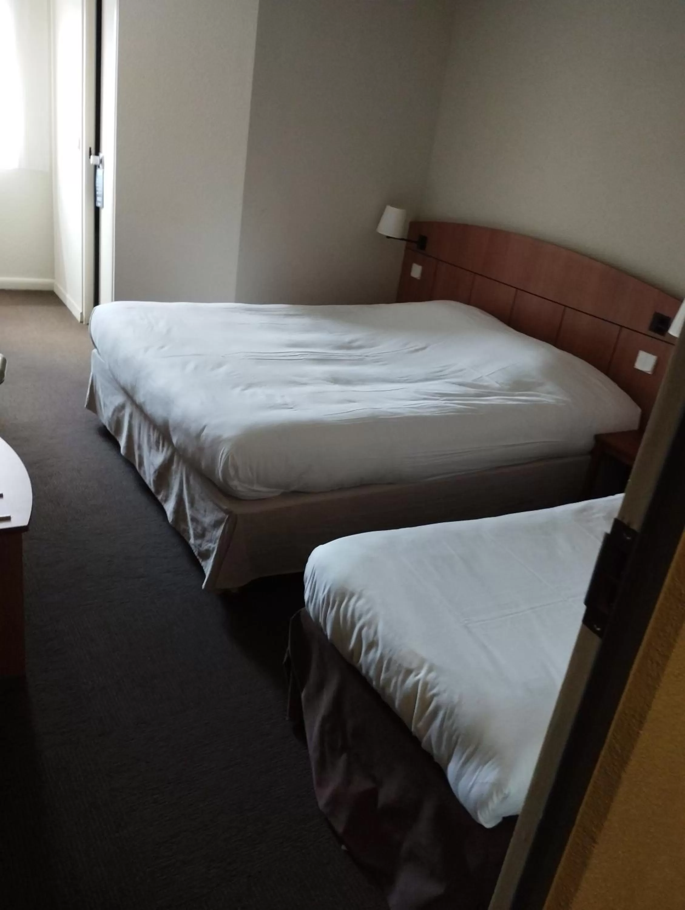 Property building, Bed in Kyriad Montargis Amilly