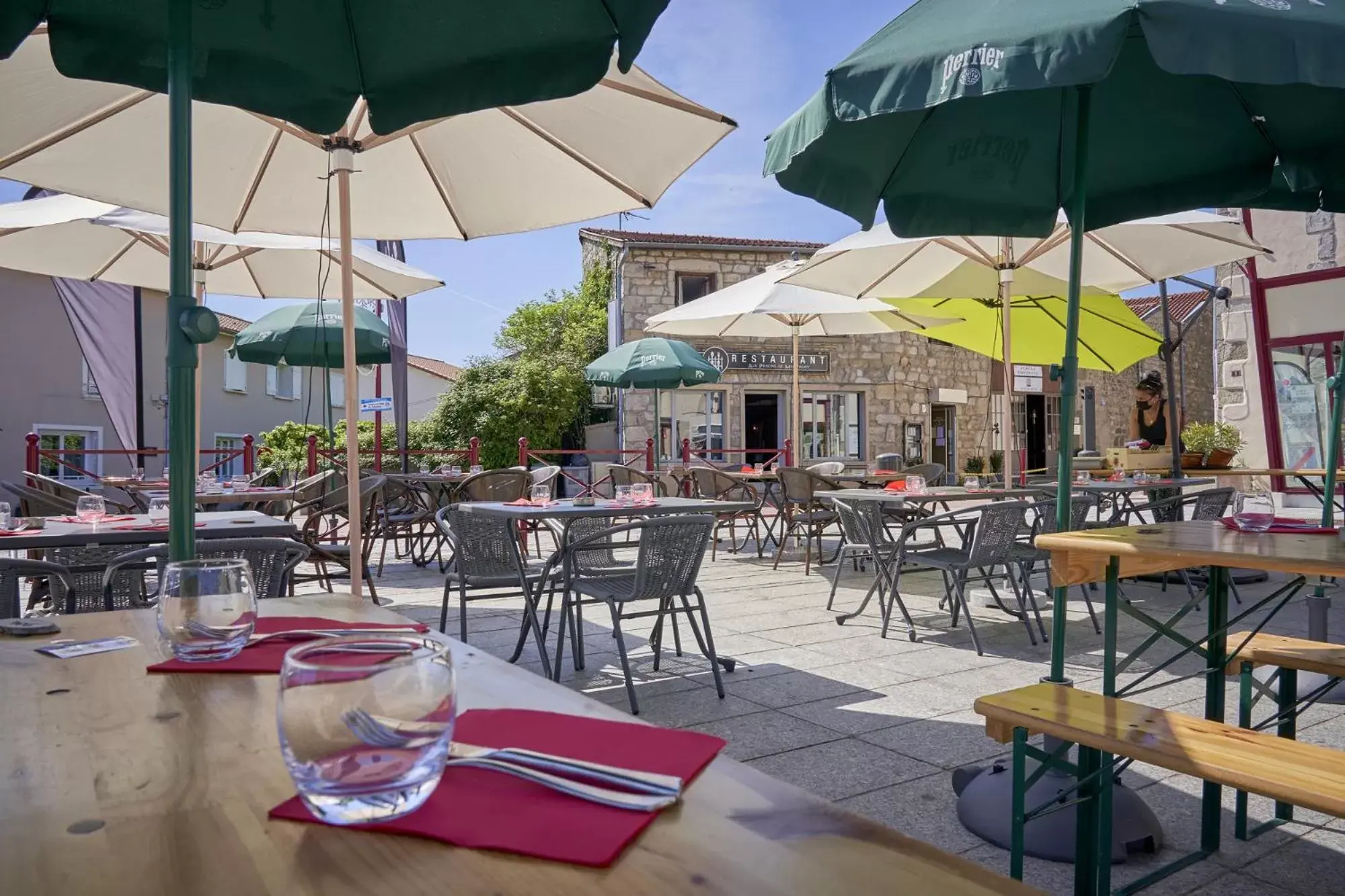 Patio, Restaurant/Places to Eat in Aux Prisons de Montagny