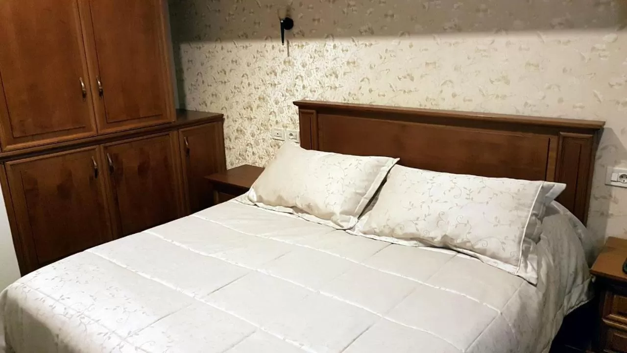 Bedroom, Bed in Vila Sigal Pogradec