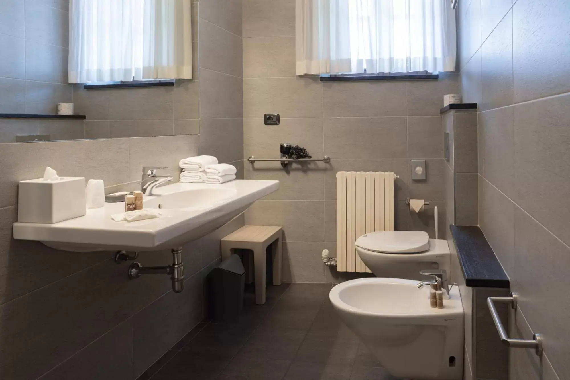 Bathroom in Le Torri - Castiglione Falletto