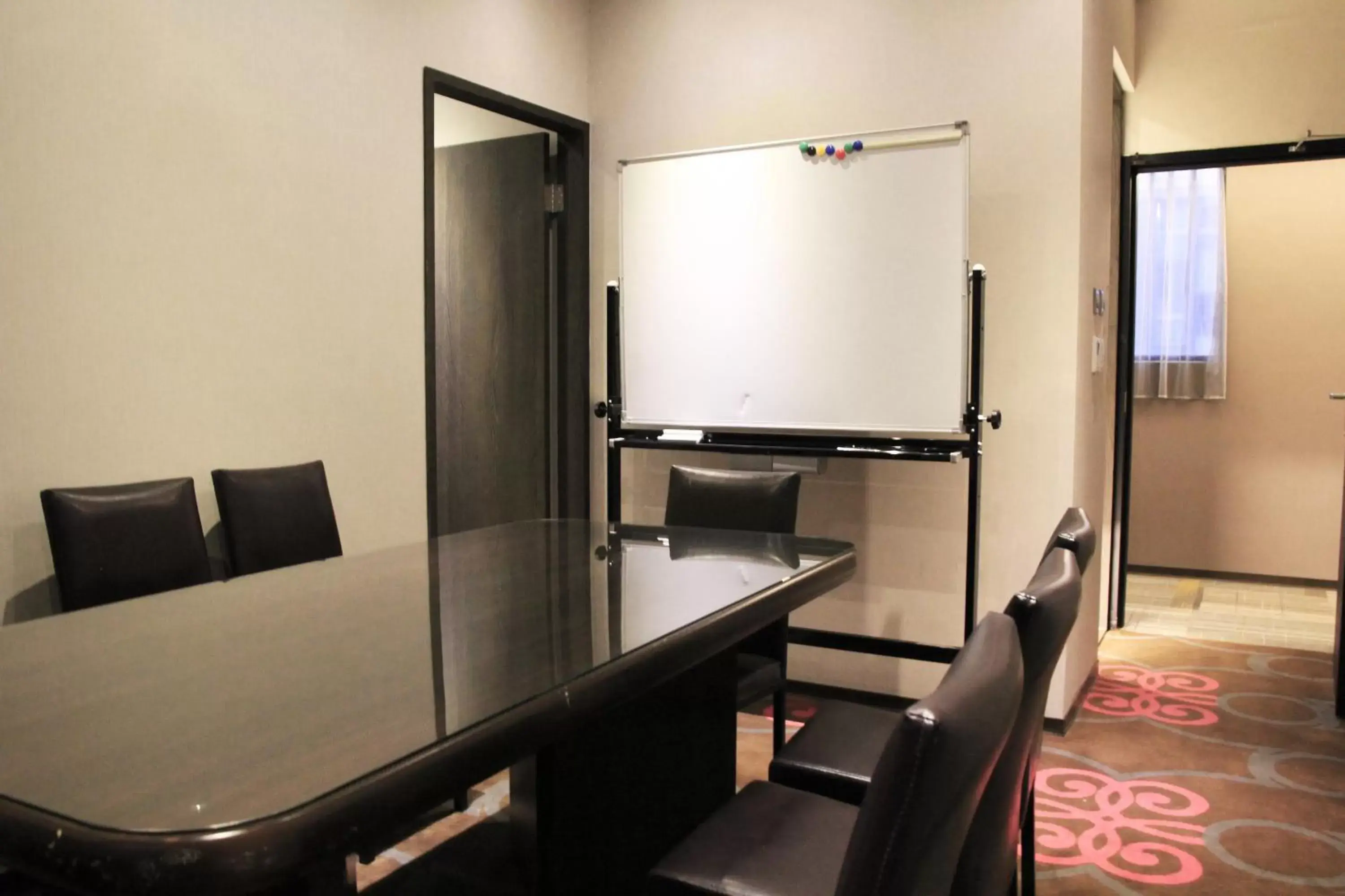 Business facilities, TV/Entertainment Center in Capital Hotel SongShan