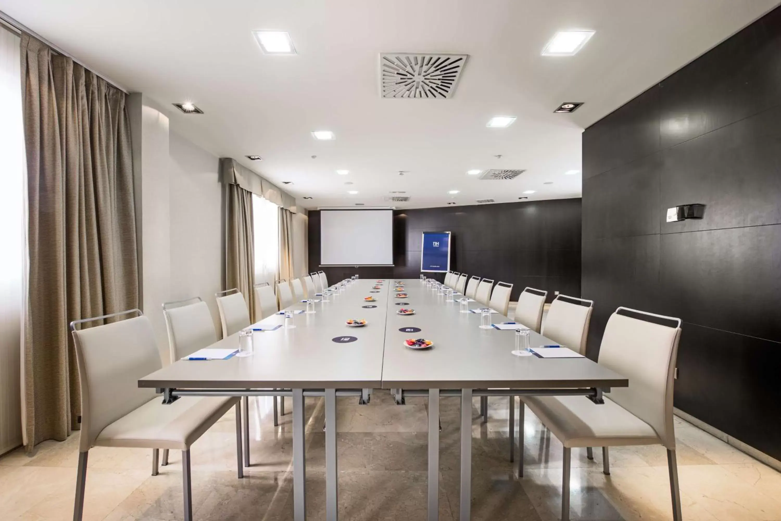 Meeting/conference room in NH Madrid Principe de Vergara