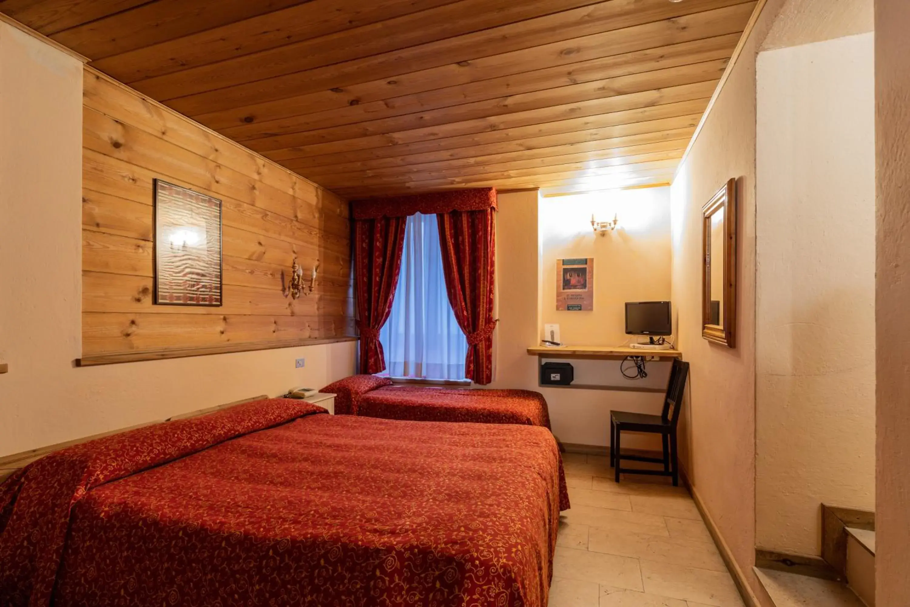 Photo of the whole room, Bed in Hotel Courmayeur