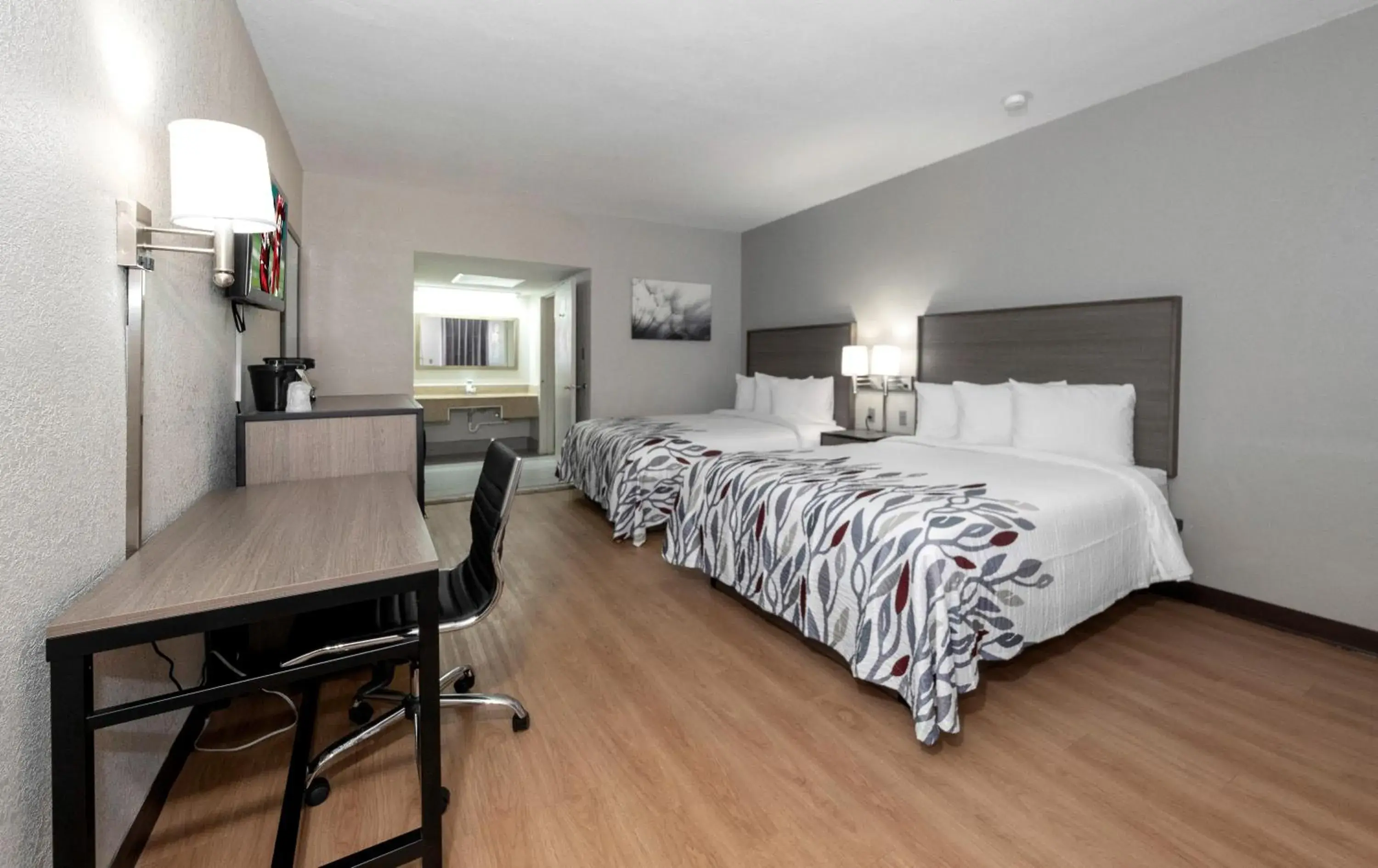 Photo of the whole room, Bed in Red Roof Inn Petersburg - Fort Lee