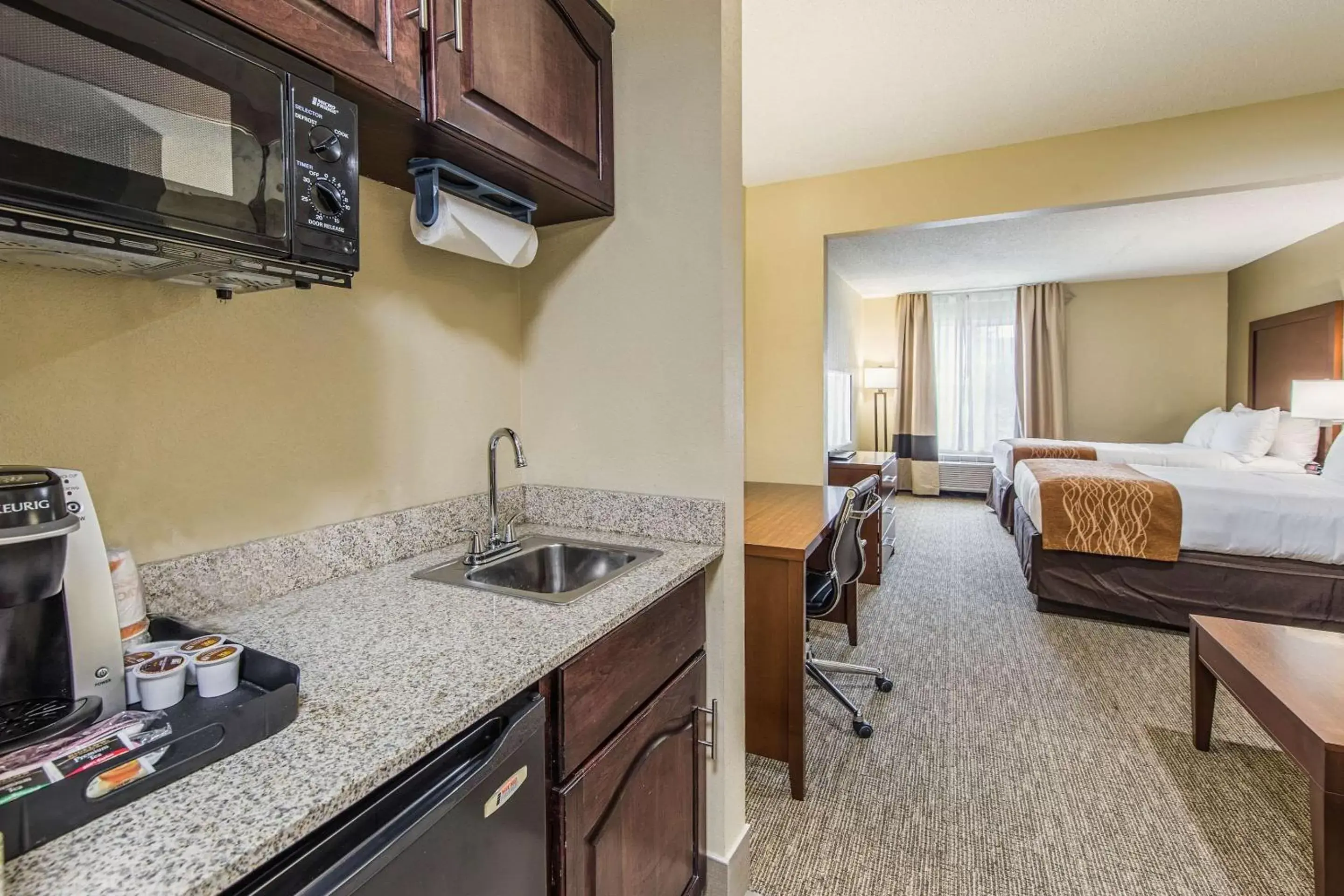 Photo of the whole room, Kitchen/Kitchenette in Comfort Inn & Suites Greenwood near University