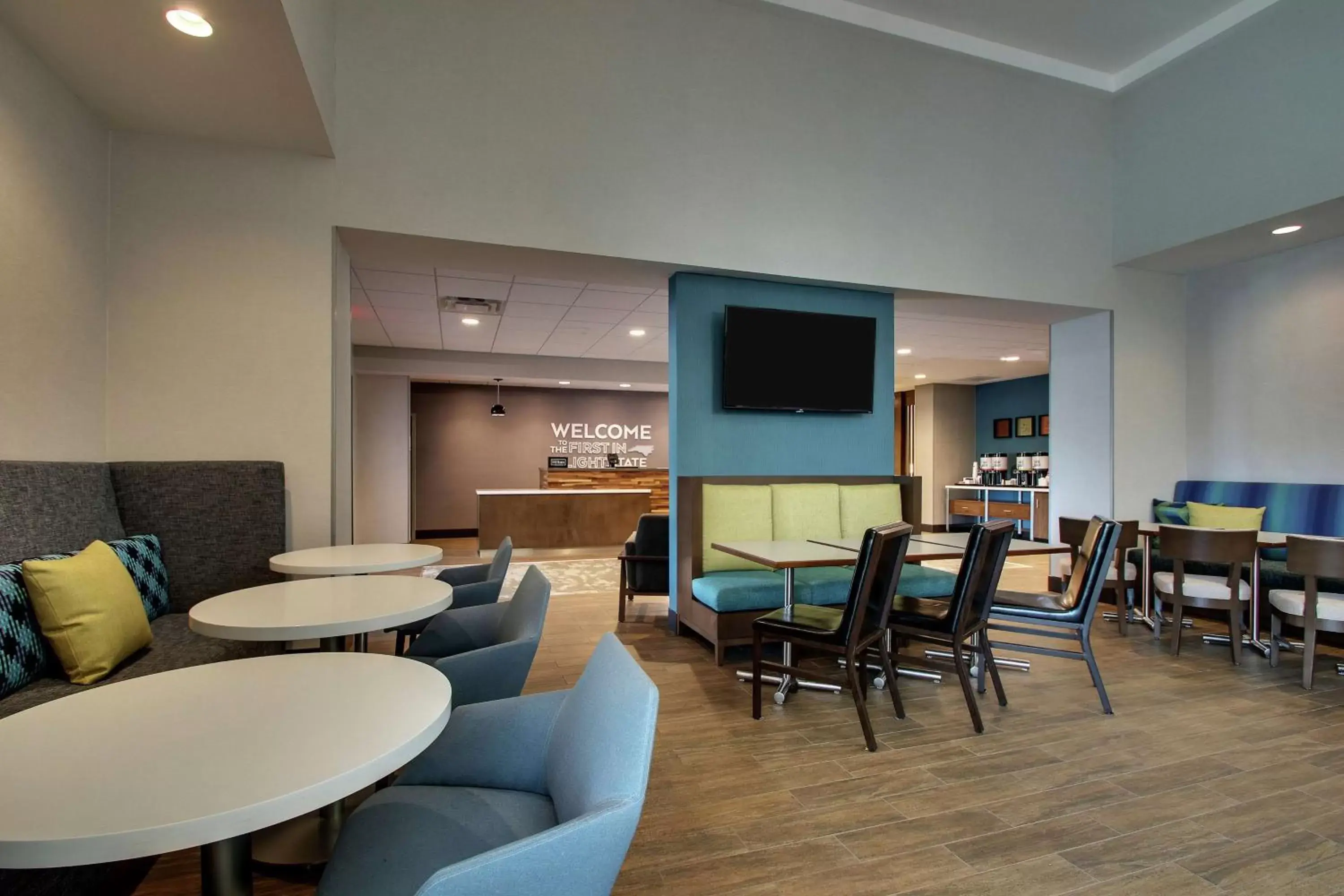 Lobby or reception, Lounge/Bar in Hampton Inn & Suites By Hilton Southport