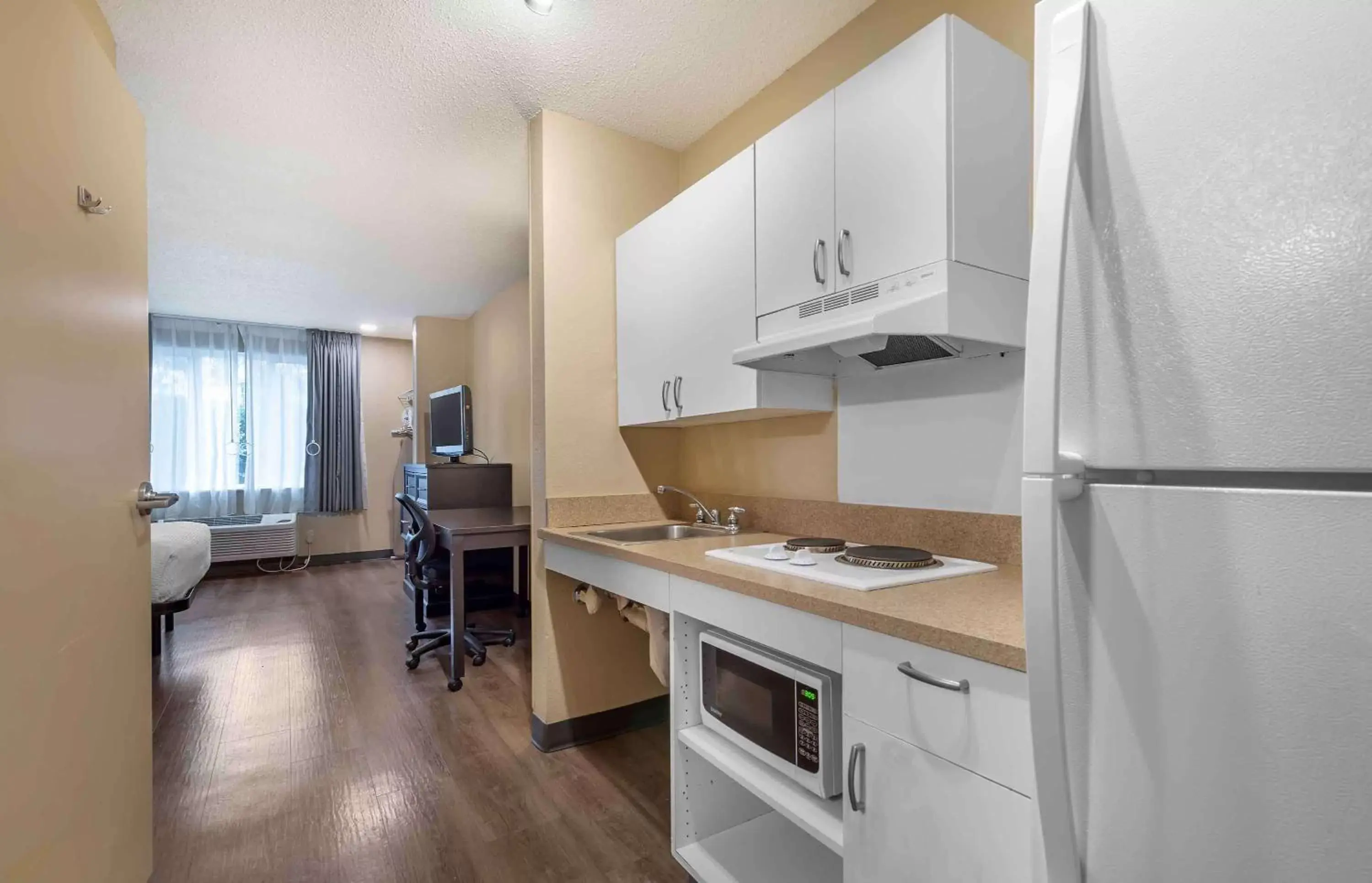 Bedroom, Kitchen/Kitchenette in Extended Stay America Suites - Washington, DC - Springfield