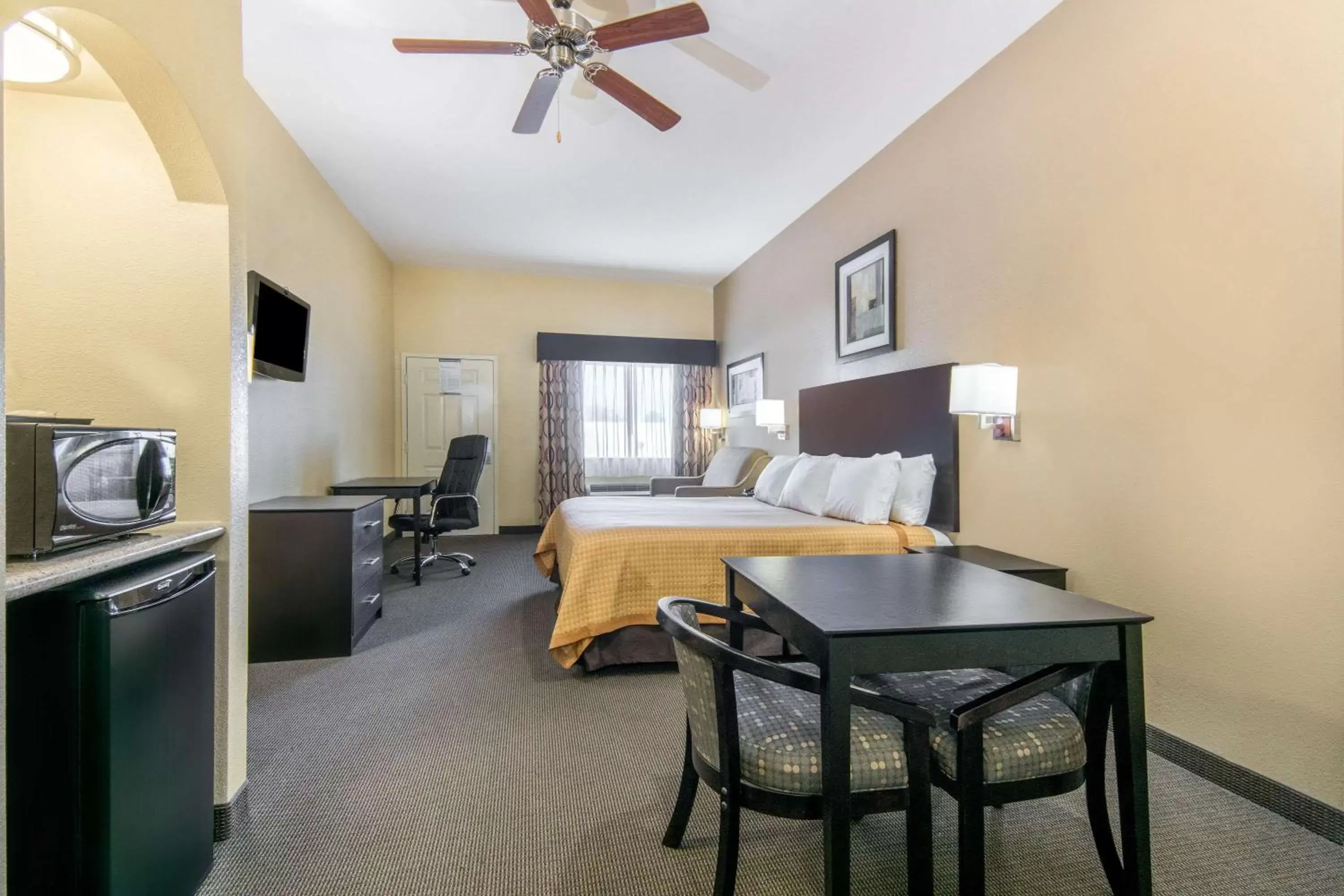 Photo of the whole room, Seating Area in Days Inn by Wyndham Baytown East