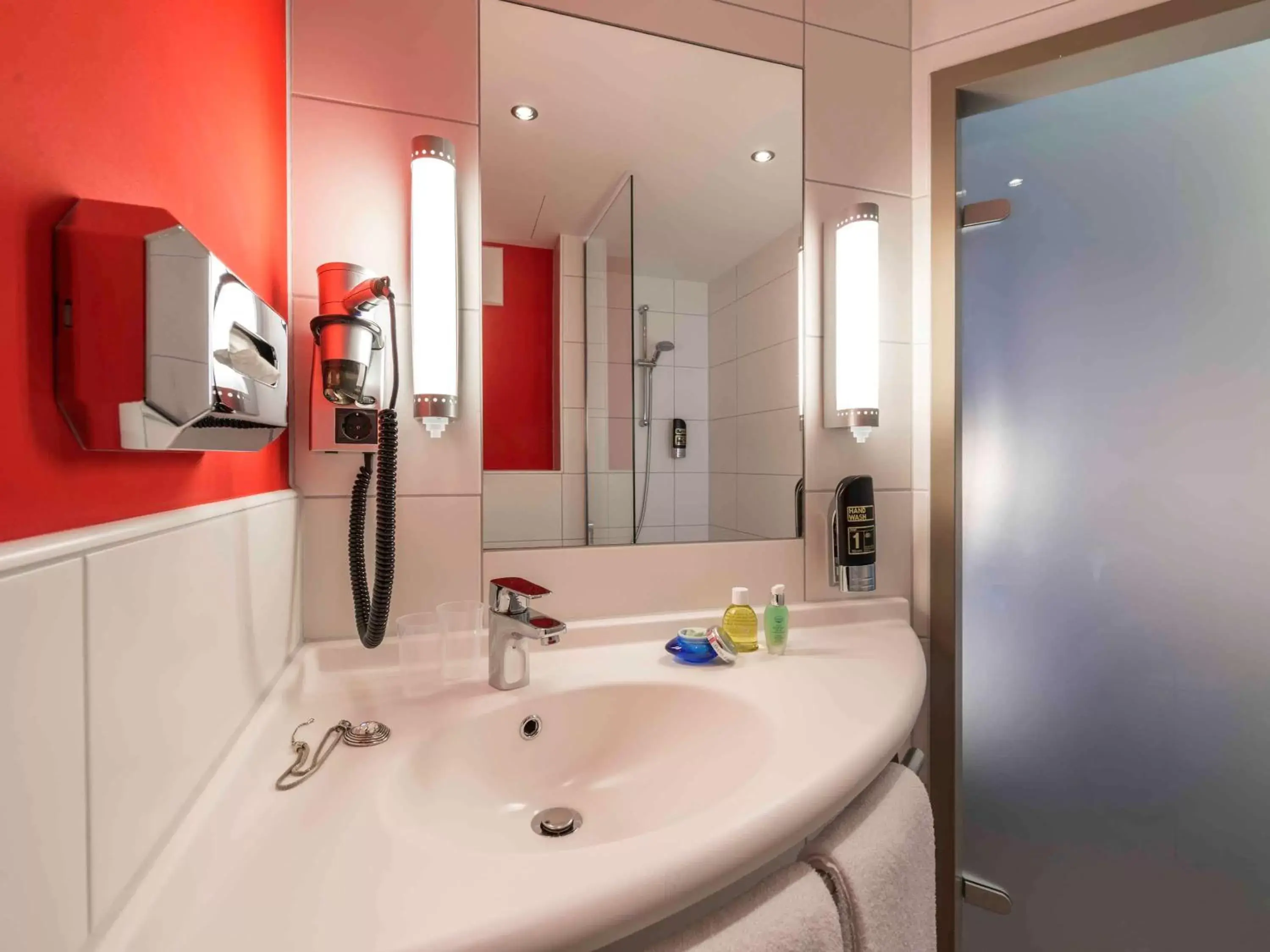 Photo of the whole room, Bathroom in Ibis Muenchen City Ost