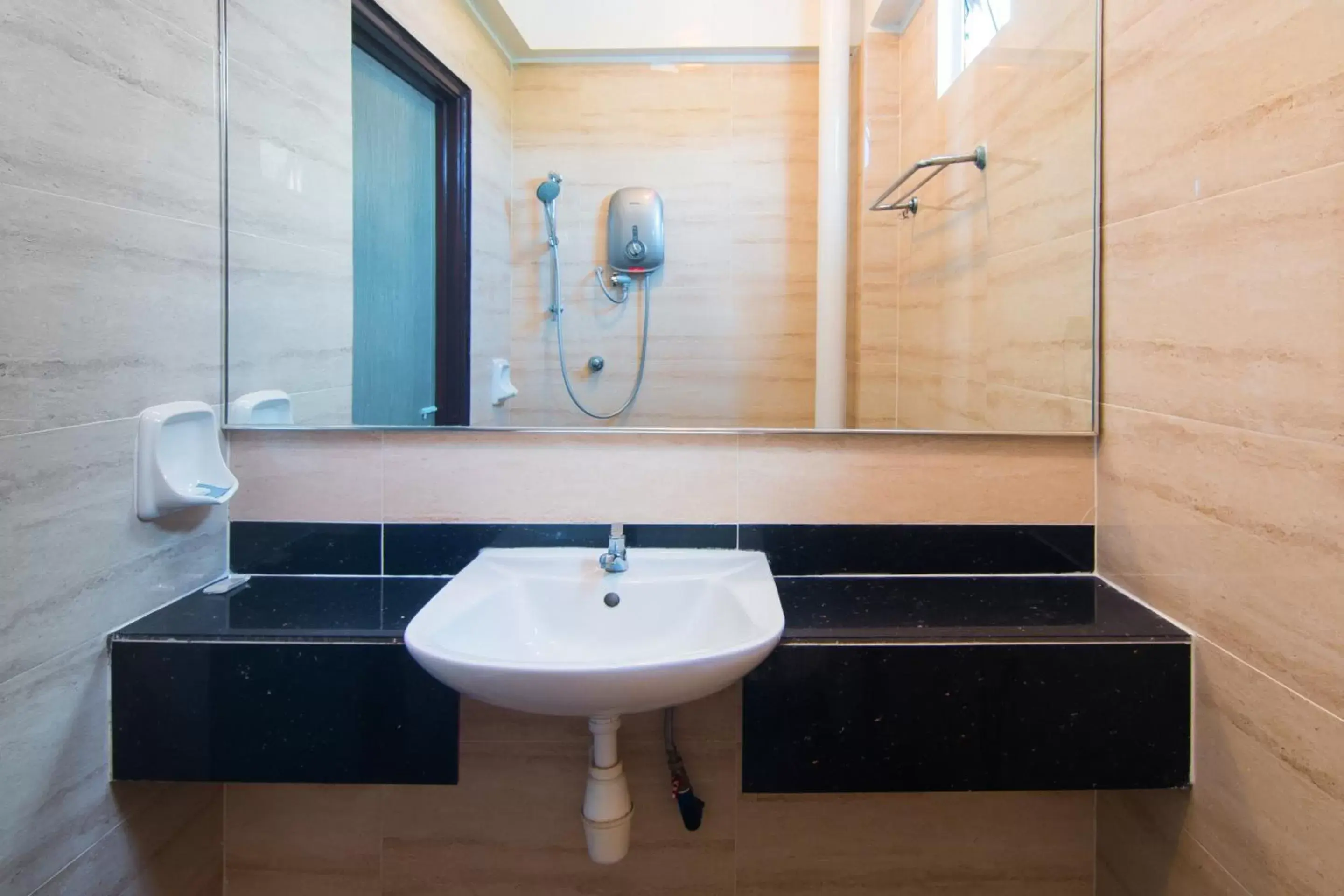 Bathroom in OYO 528 Andaman Sea Hotel