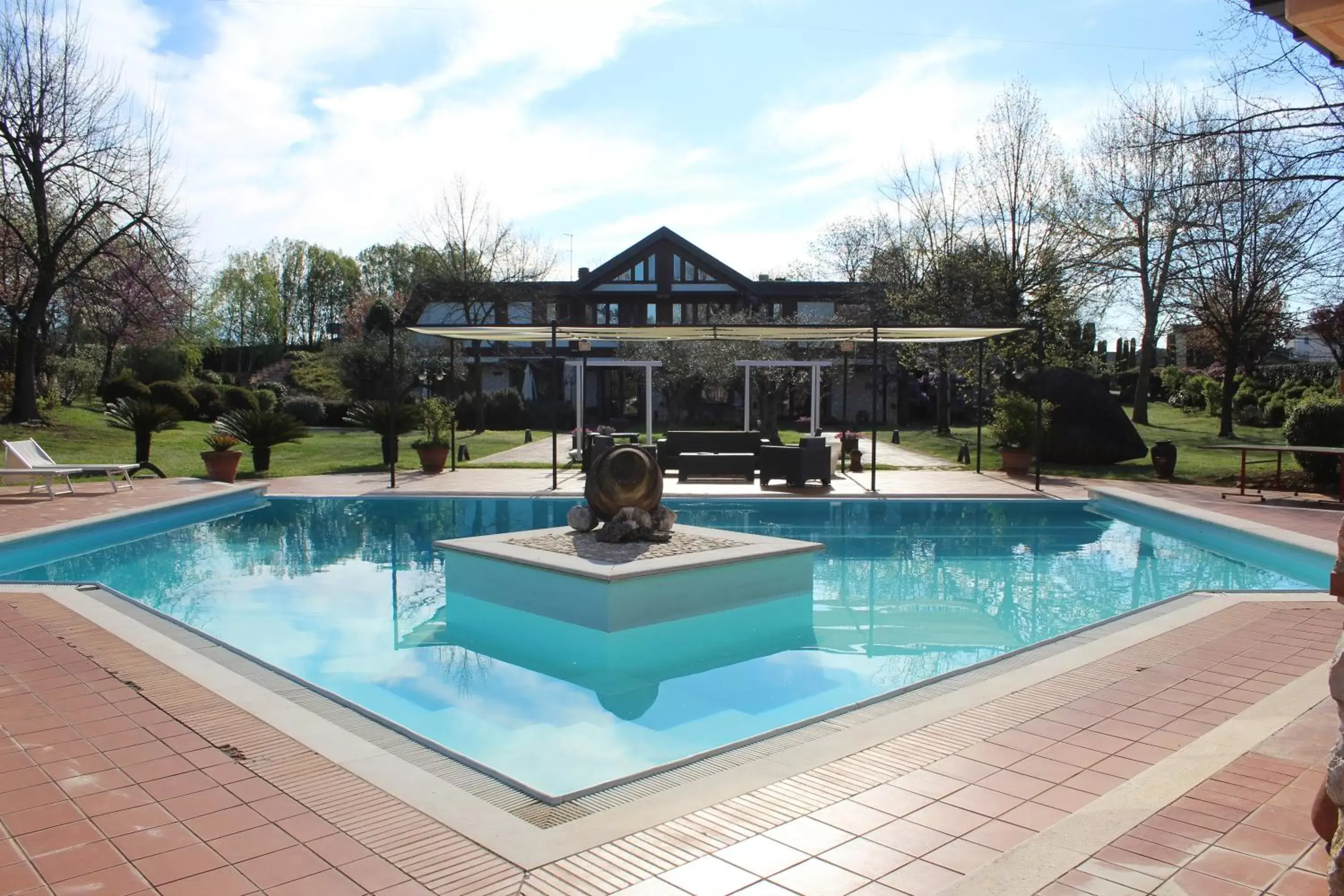 Swimming Pool in B&B Villa Sbaraglia