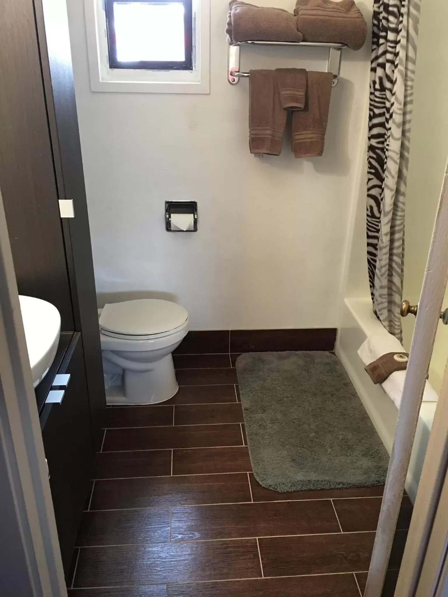 Toilet, Bathroom in Highlander Motel