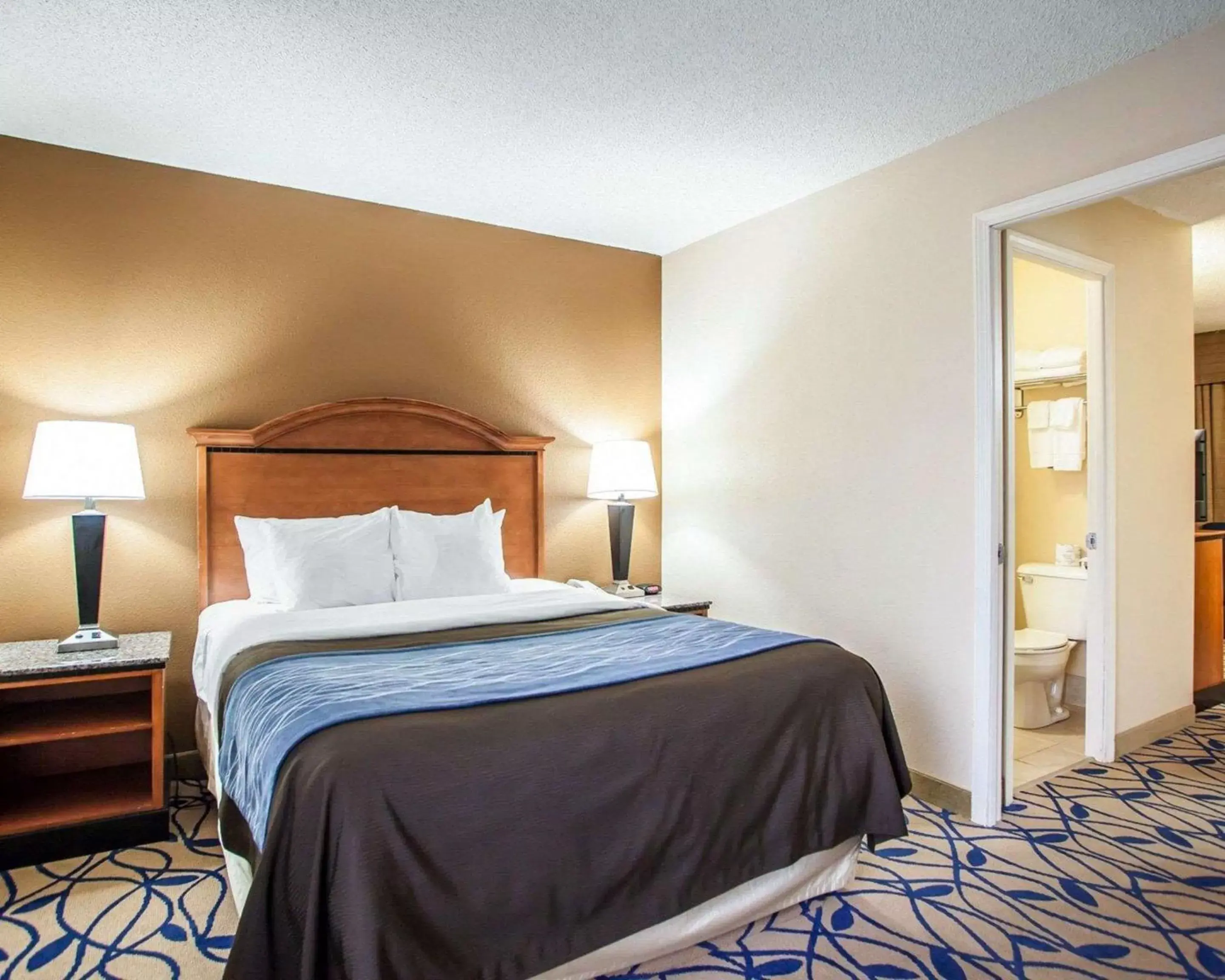 Bedroom, Bed in Comfort Inn Bourbonnais near I-57