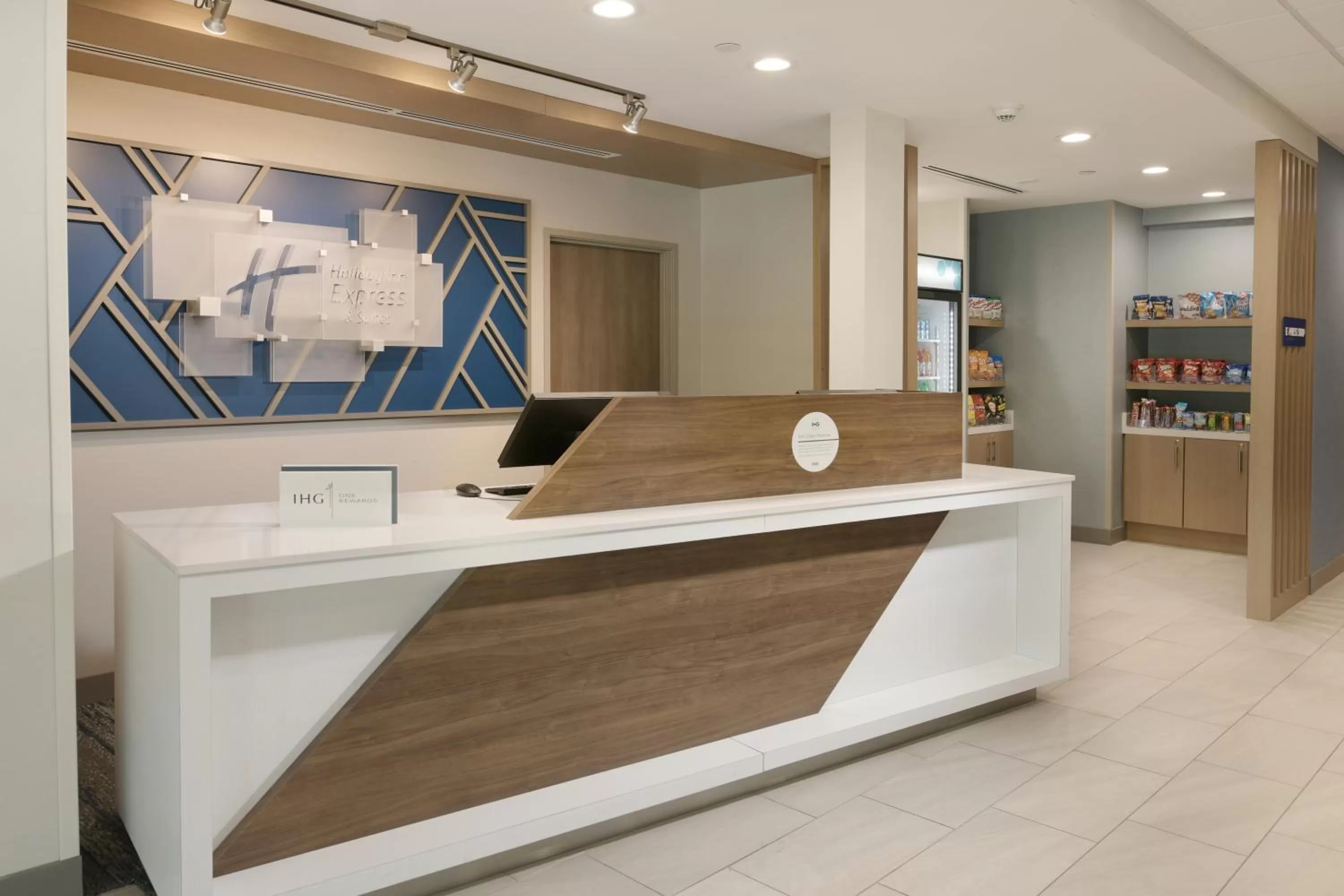 Lobby or reception in Holiday Inn Express & Suites - Williamstown - Glassboro by IHG