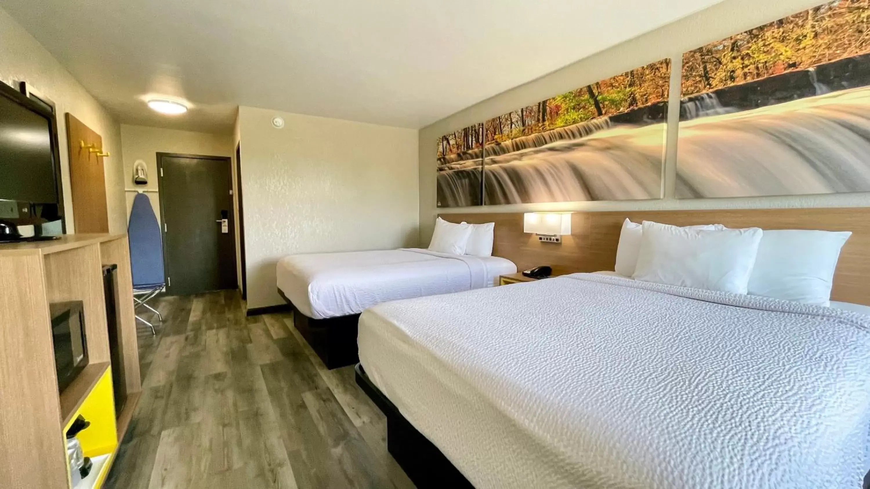 Bedroom, Bed in Days Inn by Wyndham Columbus IN Bedroom, Bed in Days Inn by Wyndham Columbus IN