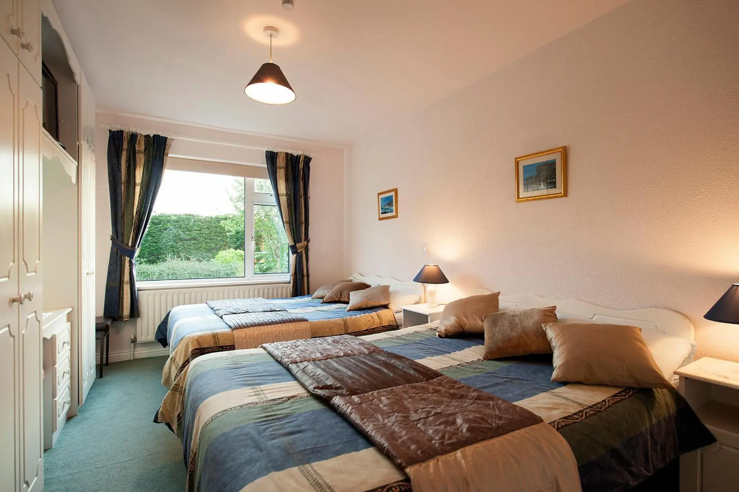 Shower, Bed in The Waterfront House Country Home Shower, Bed in The Waterfront House Country Home