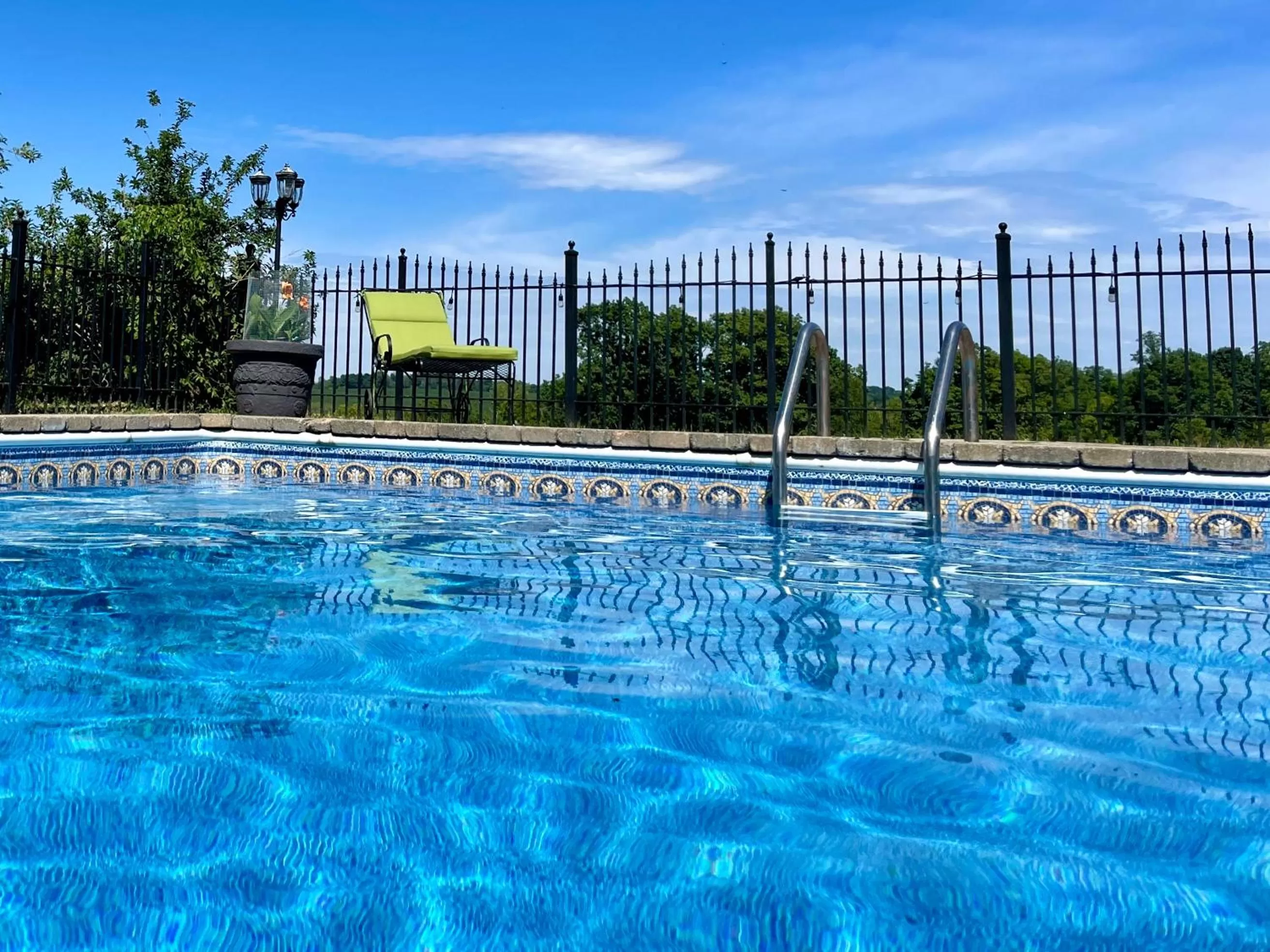 Swimming pool in Wildflower Ranch Inn