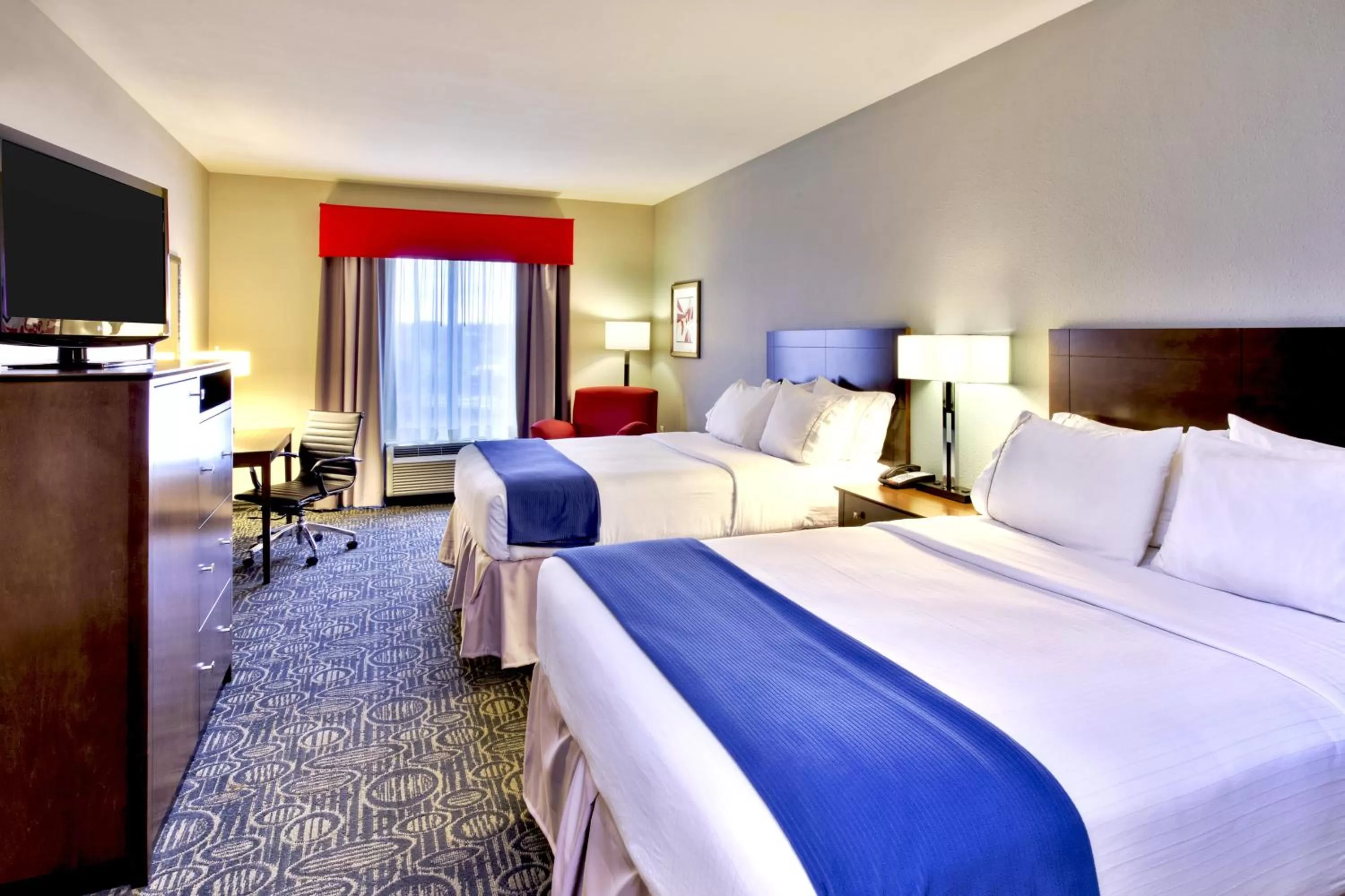 Photo of the whole room, Bed in Holiday Inn Express & Suites Oak Ridge by IHG