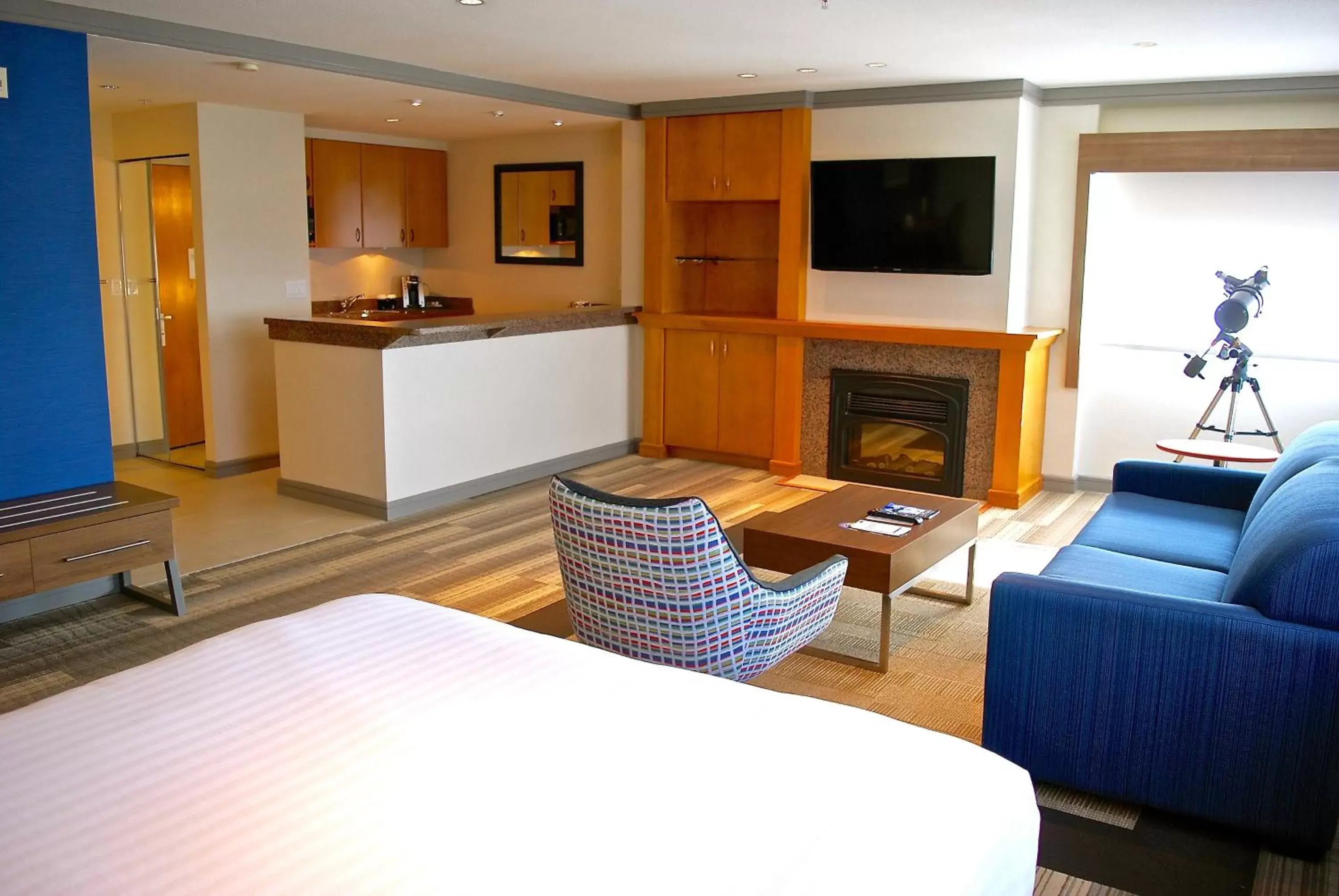 Photo of the whole room, Seating Area in Holiday Inn Express Vancouver Airport-Richmond, an IHG Hotel