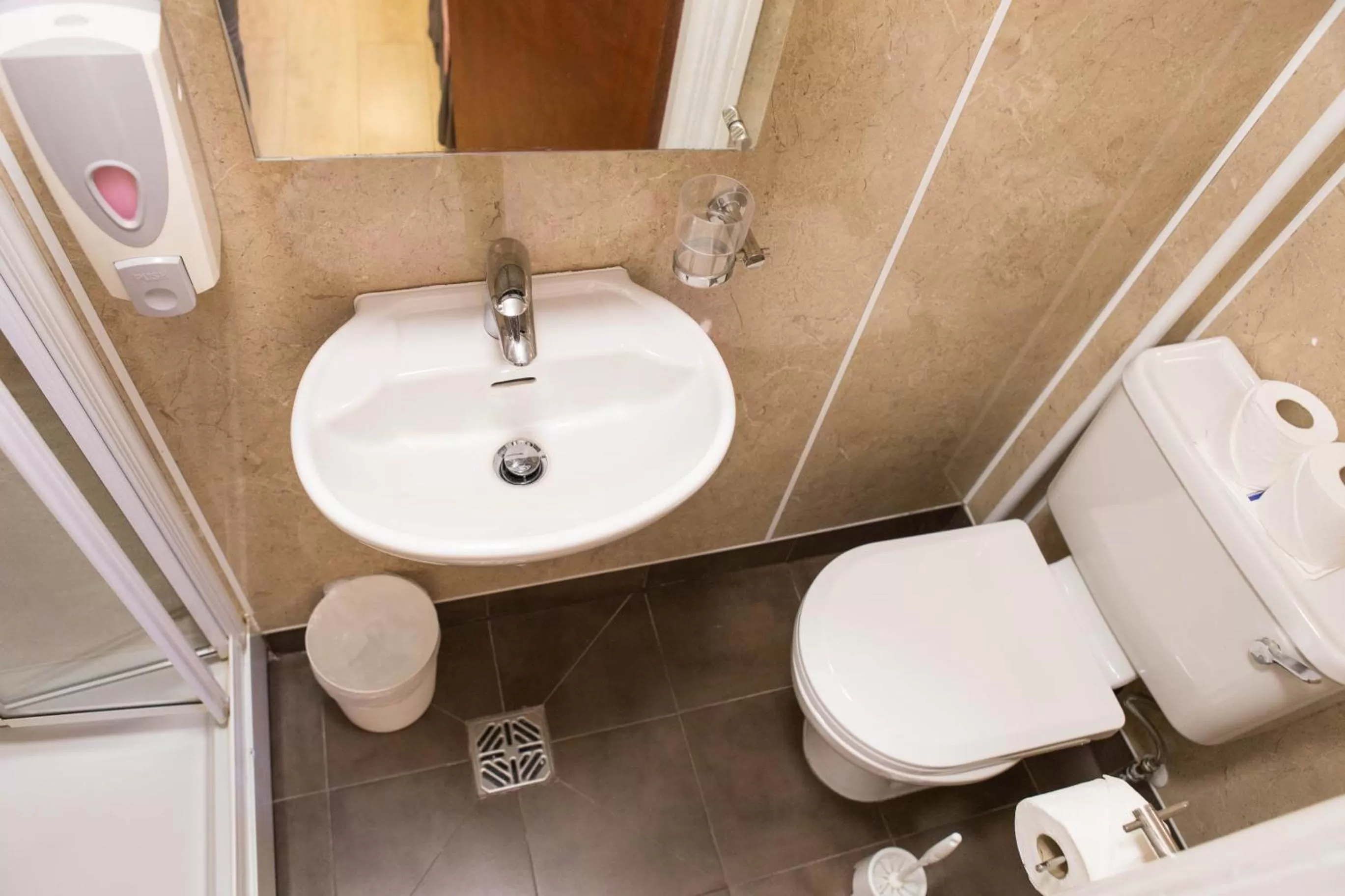 Shower in Shakespeare Hotel