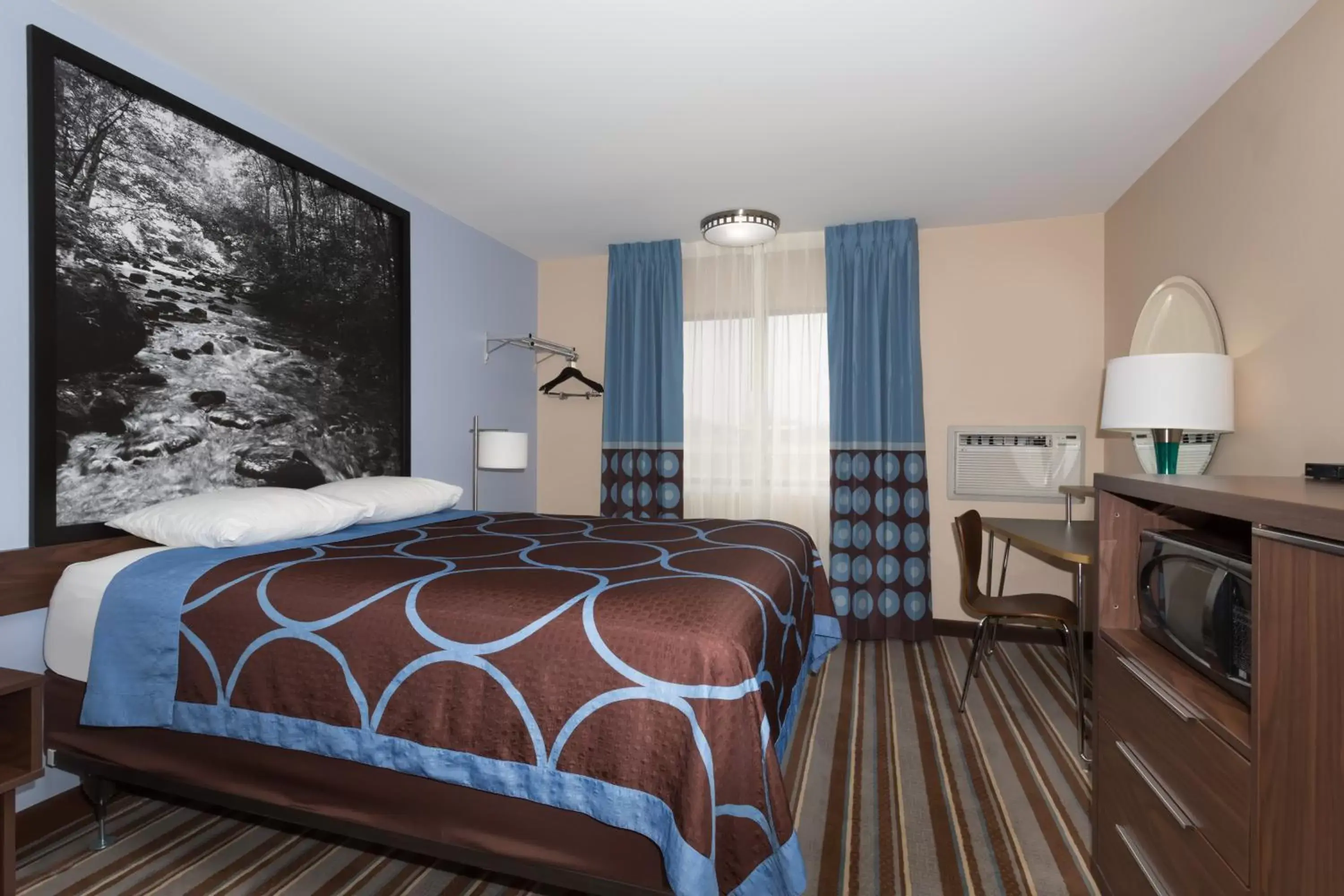 Queen Room - Disability Access (1st Floor) in Super 8 by Wyndham Longmont/Twin Peaks