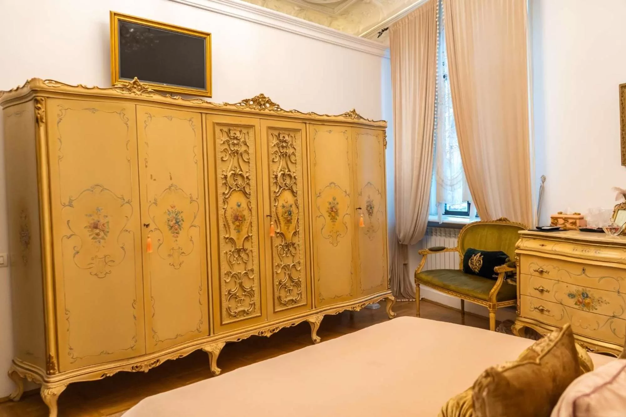 TV and multimedia, Bed in Conacul Coroanei Luxury Boutique Hotel