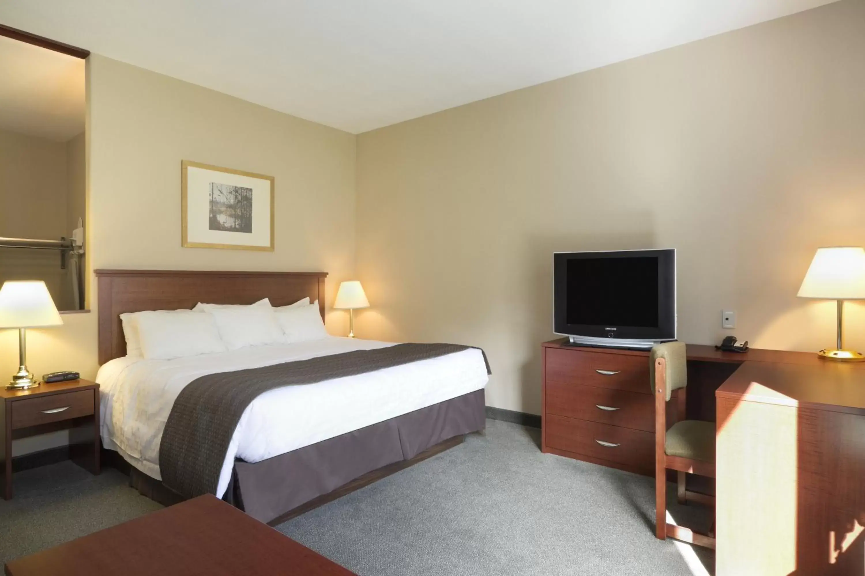 Photo of the whole room, Bed in Days Inn by Wyndham Thunder Bay North