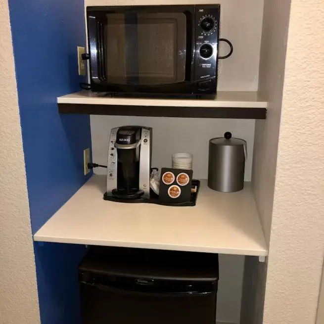 Communal lounge/ TV room, Coffee/Tea Facilities in Holiday Inn Express Hotel & Suites Decatur, TX, an IHG Hotel