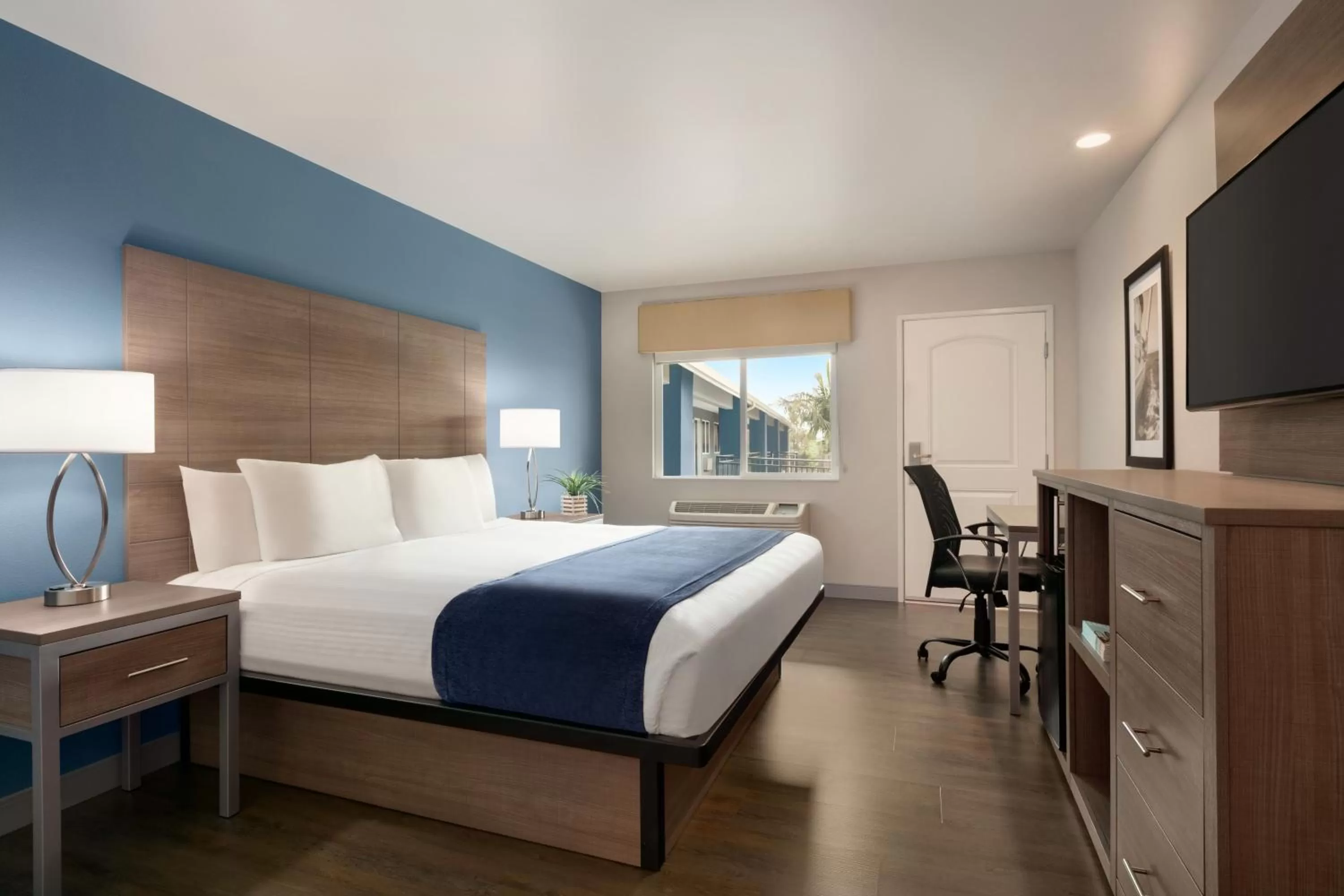 Bed in Torch Lite Inn at the Beach Boardwalk