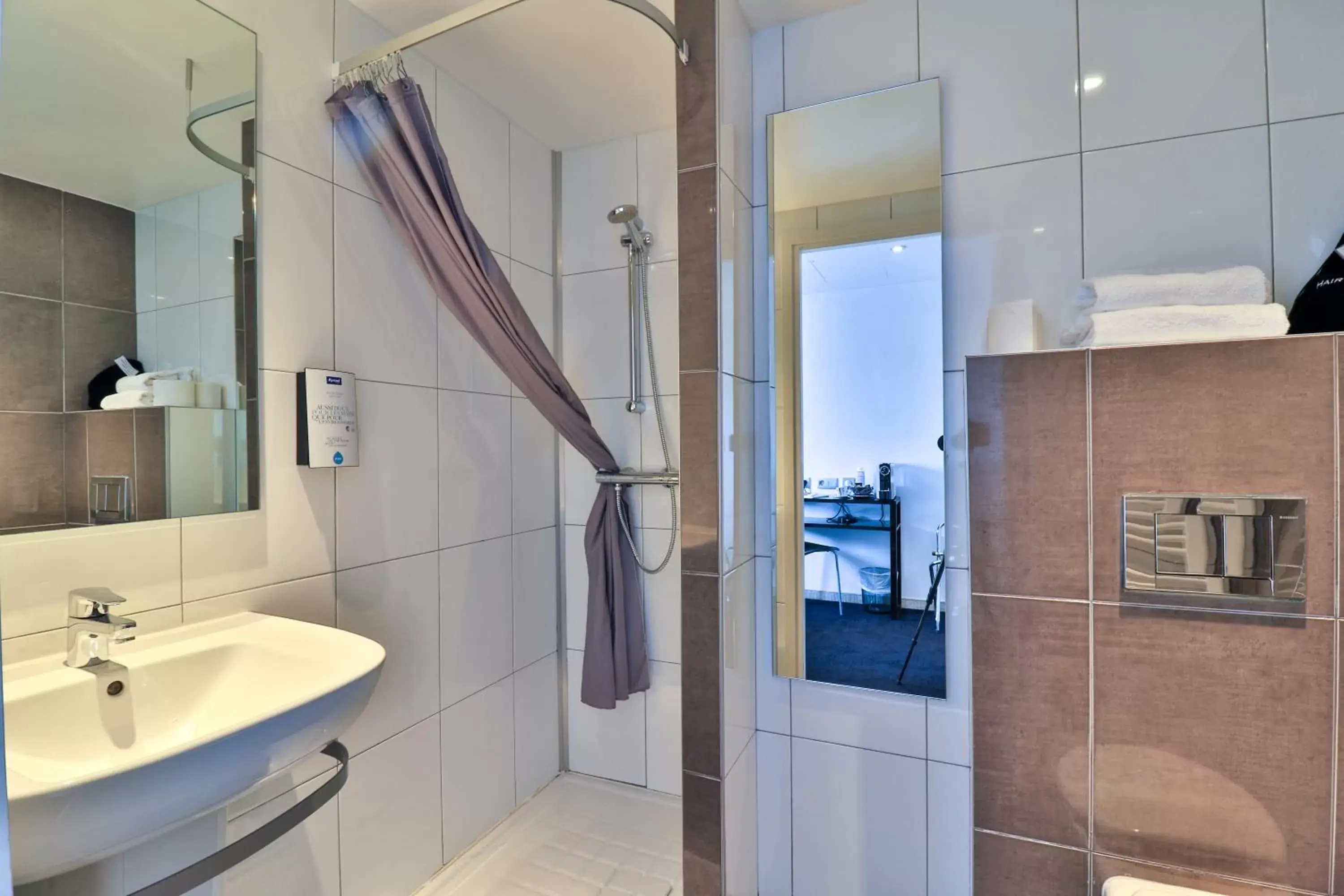 Bathroom in Kyriad Frejus - Centre