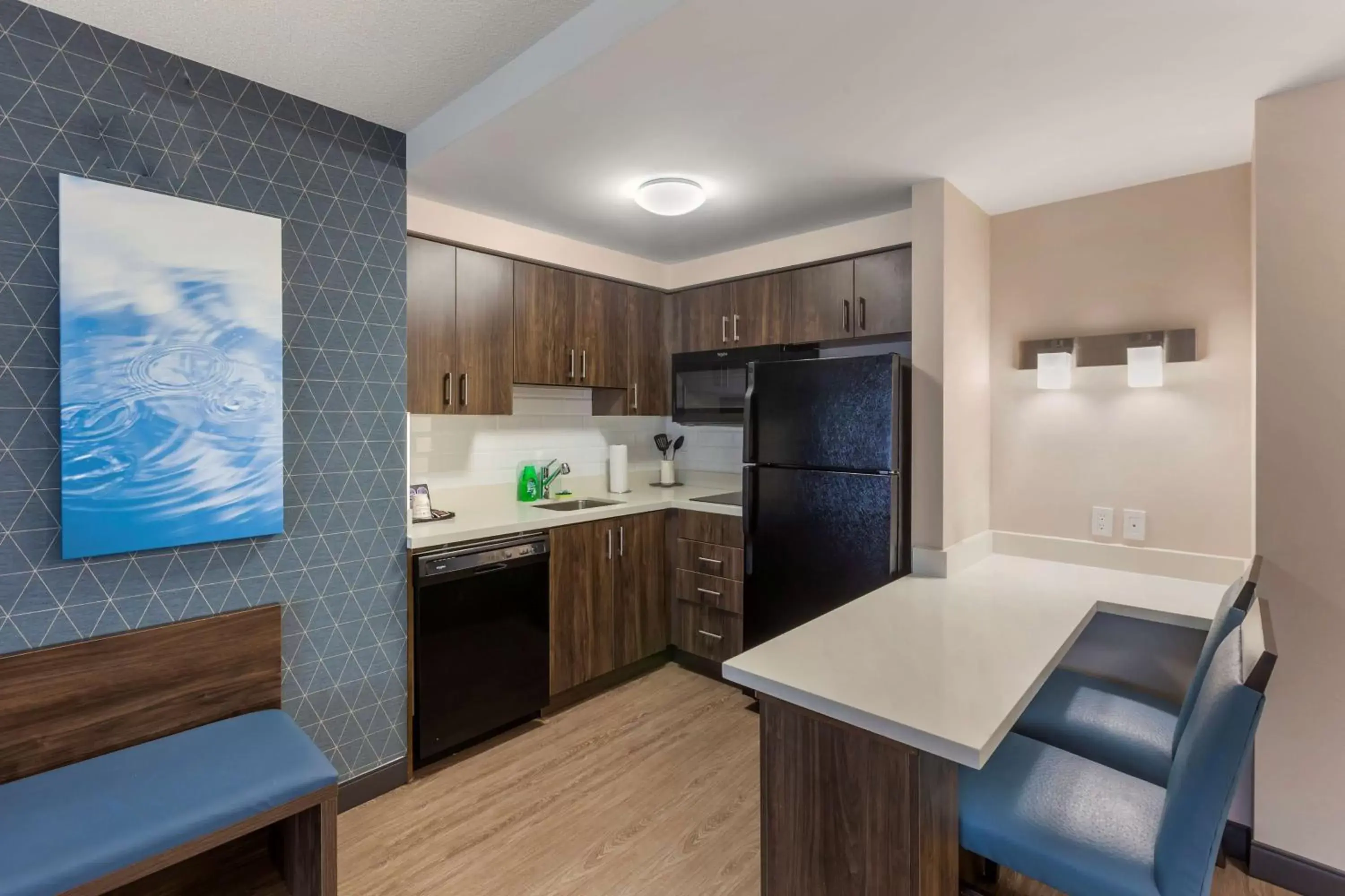 Bedroom, Kitchen/Kitchenette in Executive Residency by Best Western Toronto-Mississauga