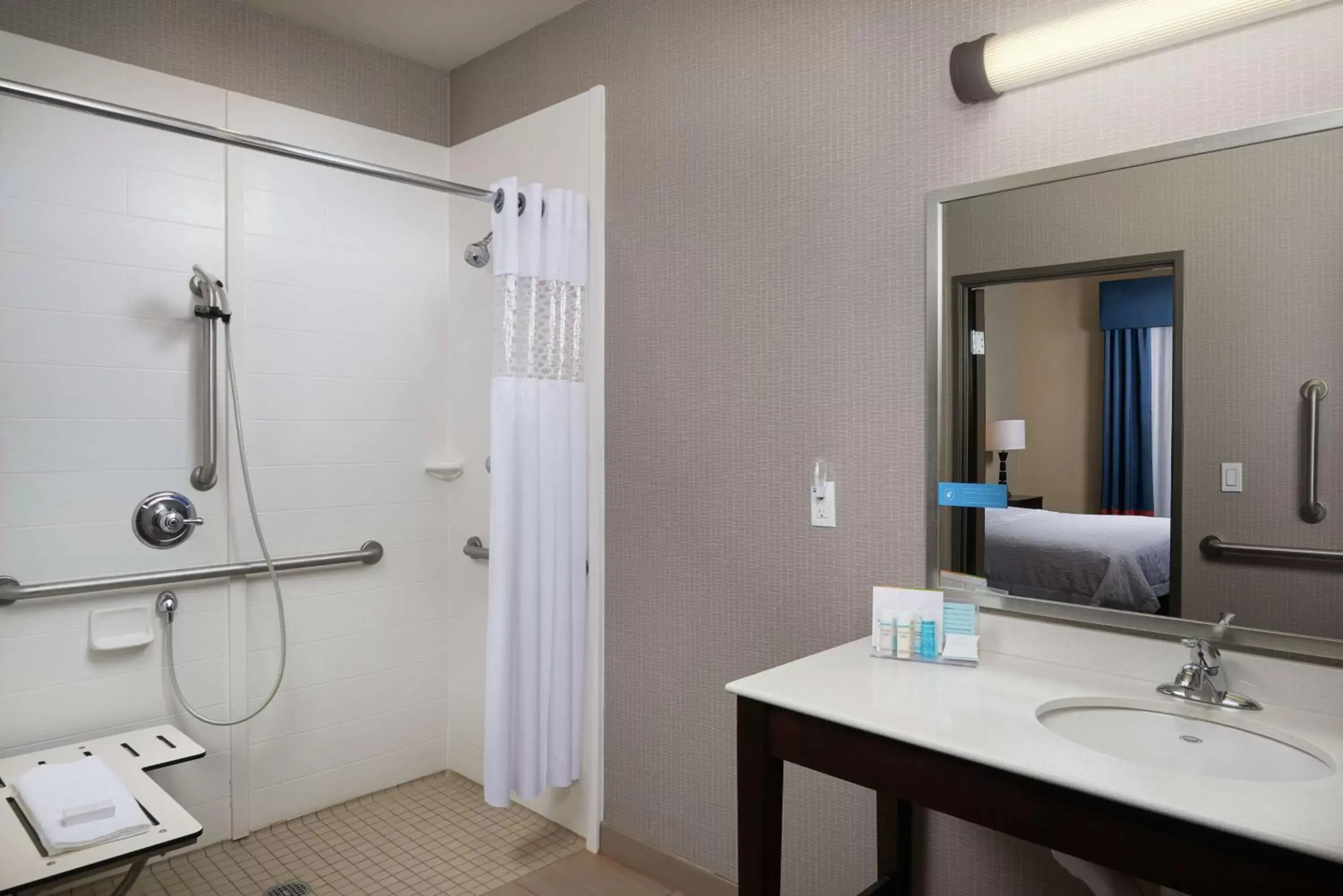 Queen Room with Two Queen Beds - Mobility and Hearing Access/Non-Smoking in Hampton Inn & Suites Portland/Vancouver Queen Room with Two Queen Beds - Mobility and Hearing Access/Non-Smoking in Hampton Inn & Suites Portland/Vancouver