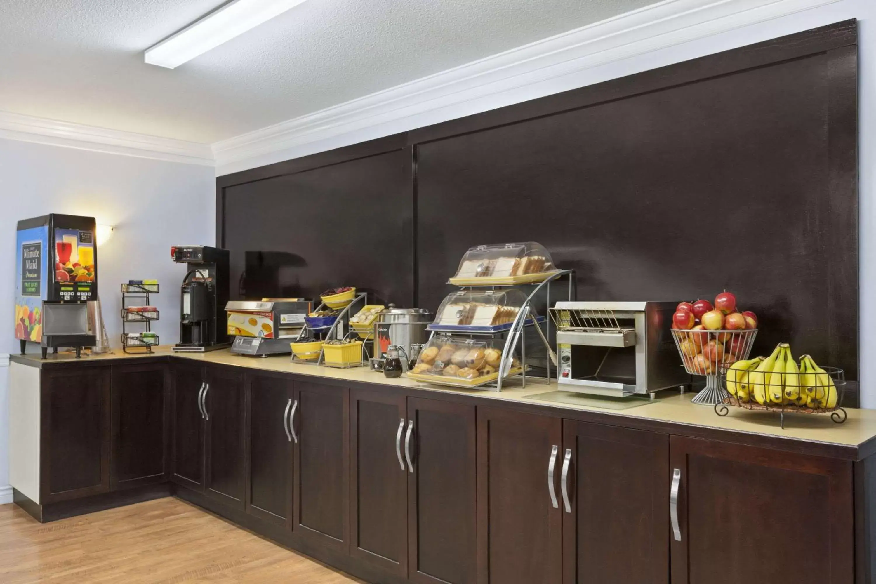 Restaurant/places to eat, Food in Days Inn by Wyndham Kelowna