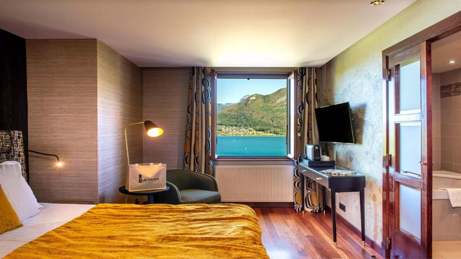 Bedroom in Les Trésoms Lake and Spa Resort