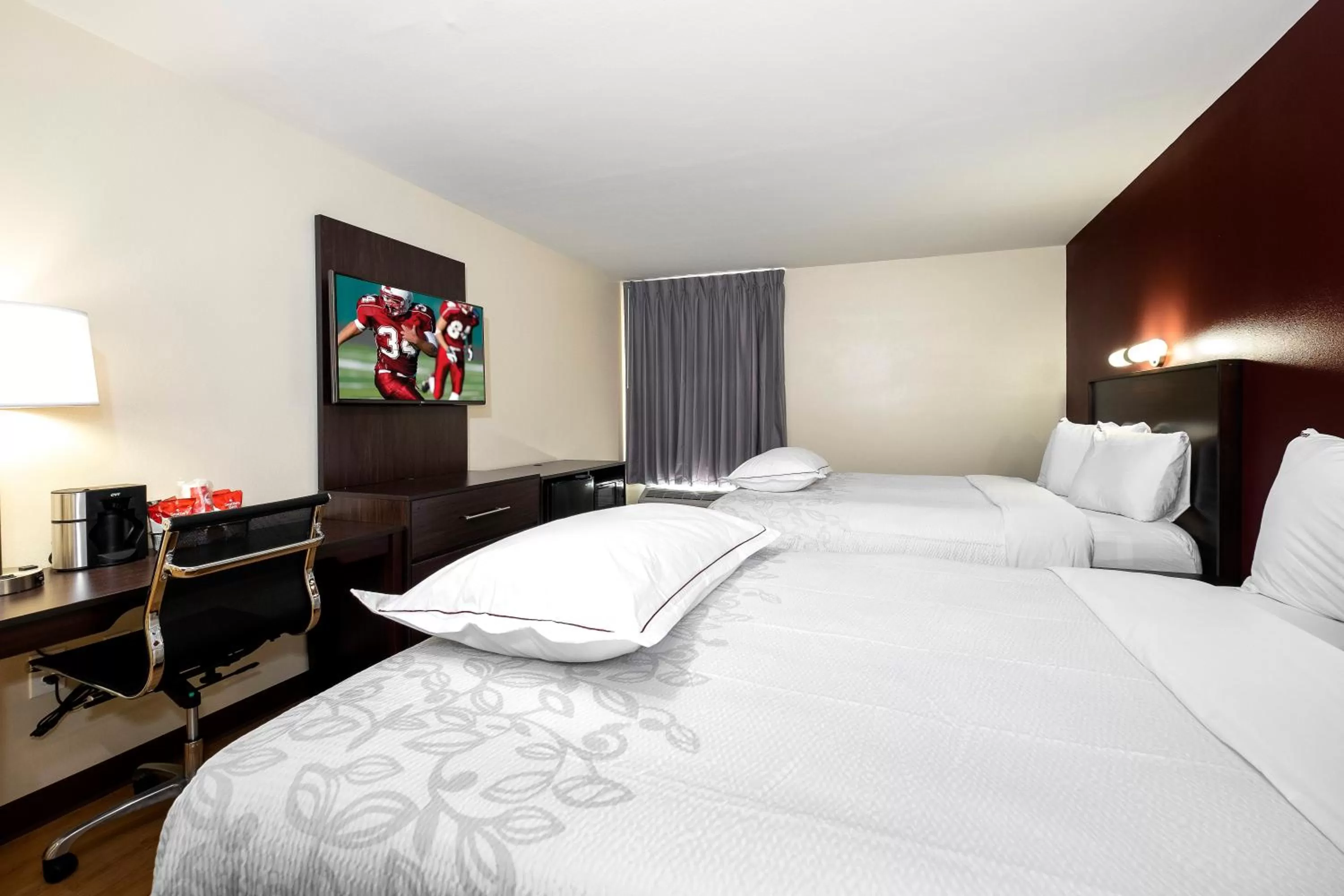 Photo of the whole room, Bed in Red Roof Inn PLUS+ Tuscaloosa - University